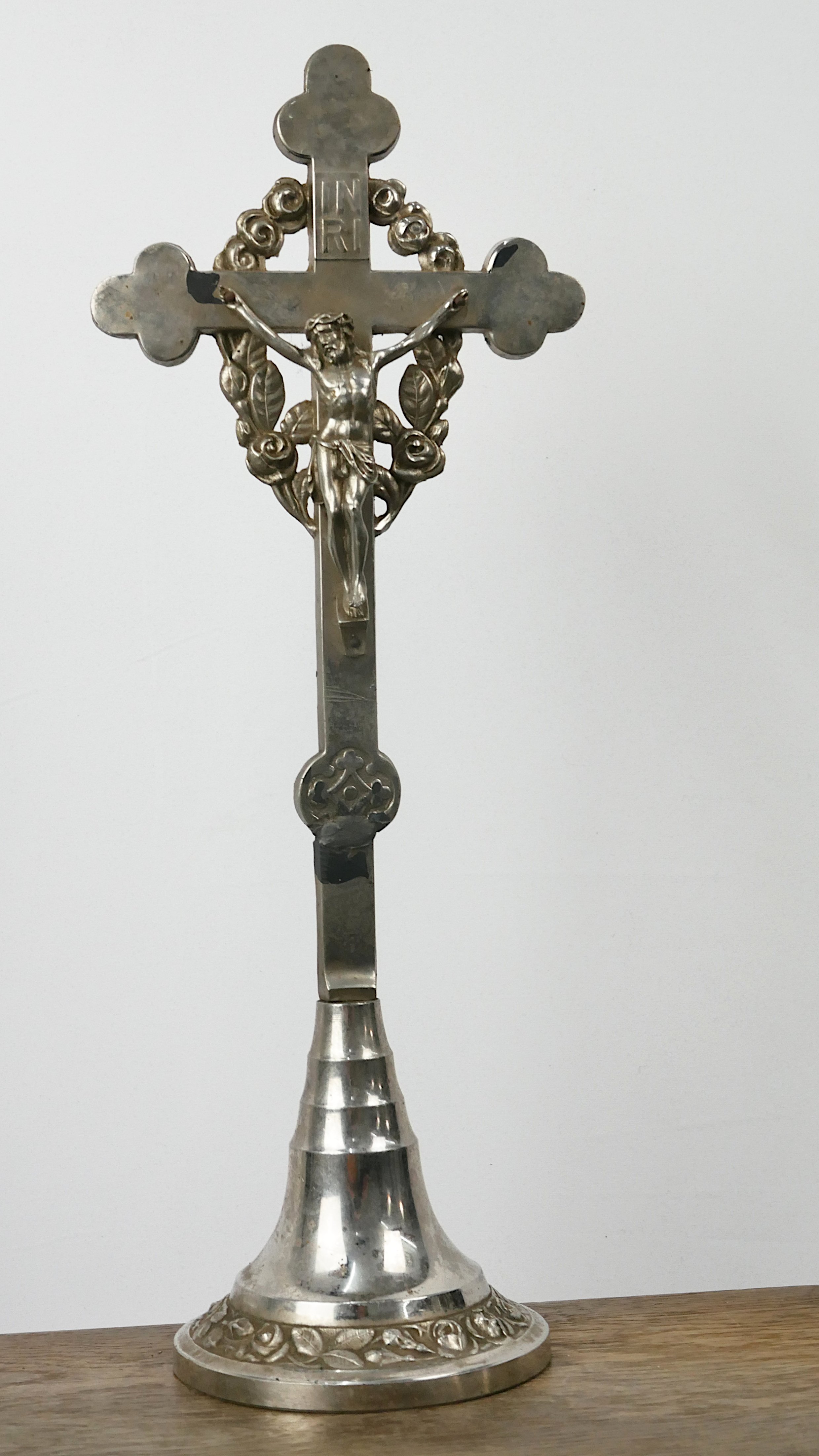 Standkreuz aus Metall (Freilichtmuseum Roscheider Hof CC0)