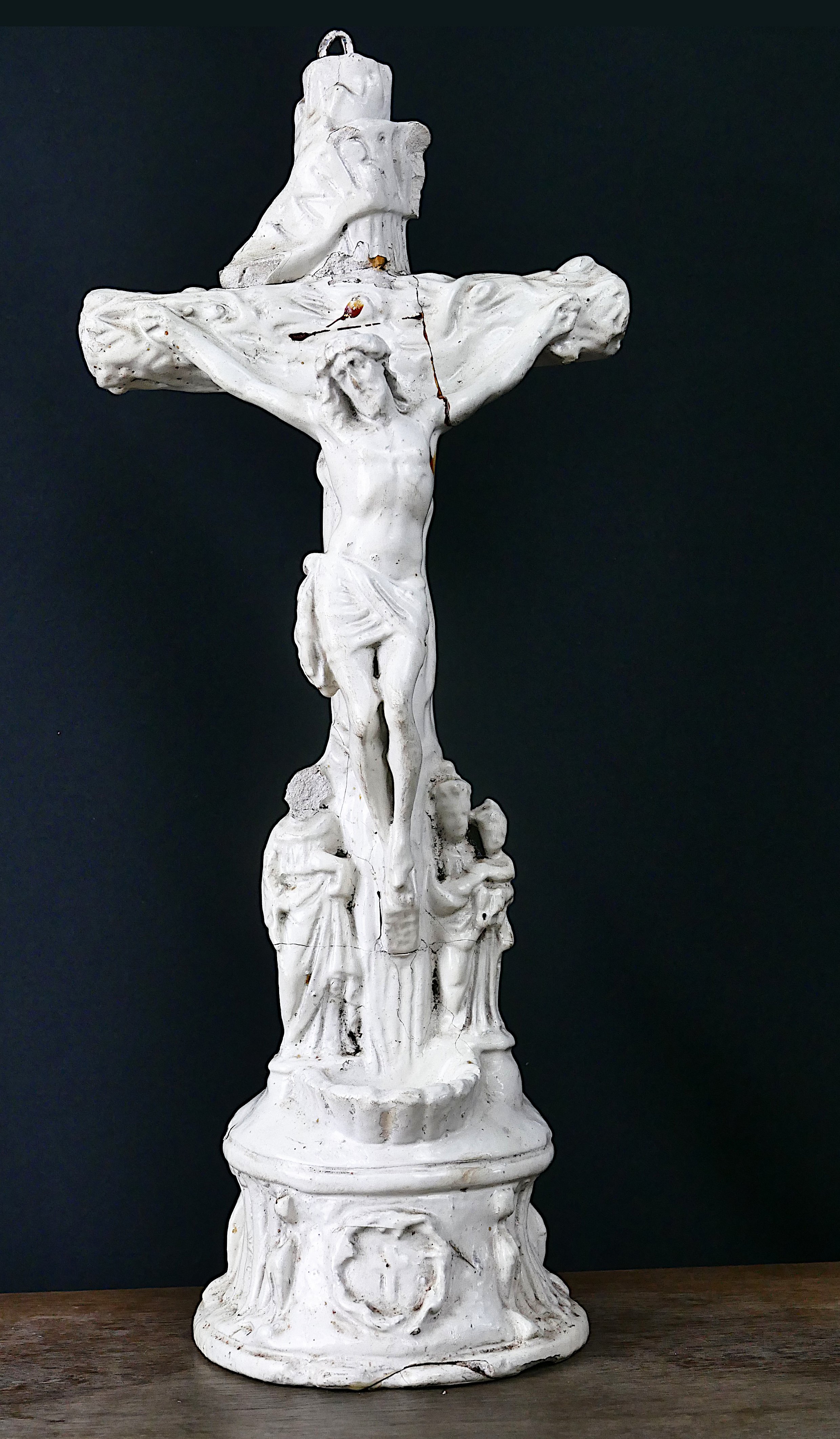 Keramik Standkreuz mit Weihwasserkessel (Freilichtmuseum Roscheider Hof CC0)