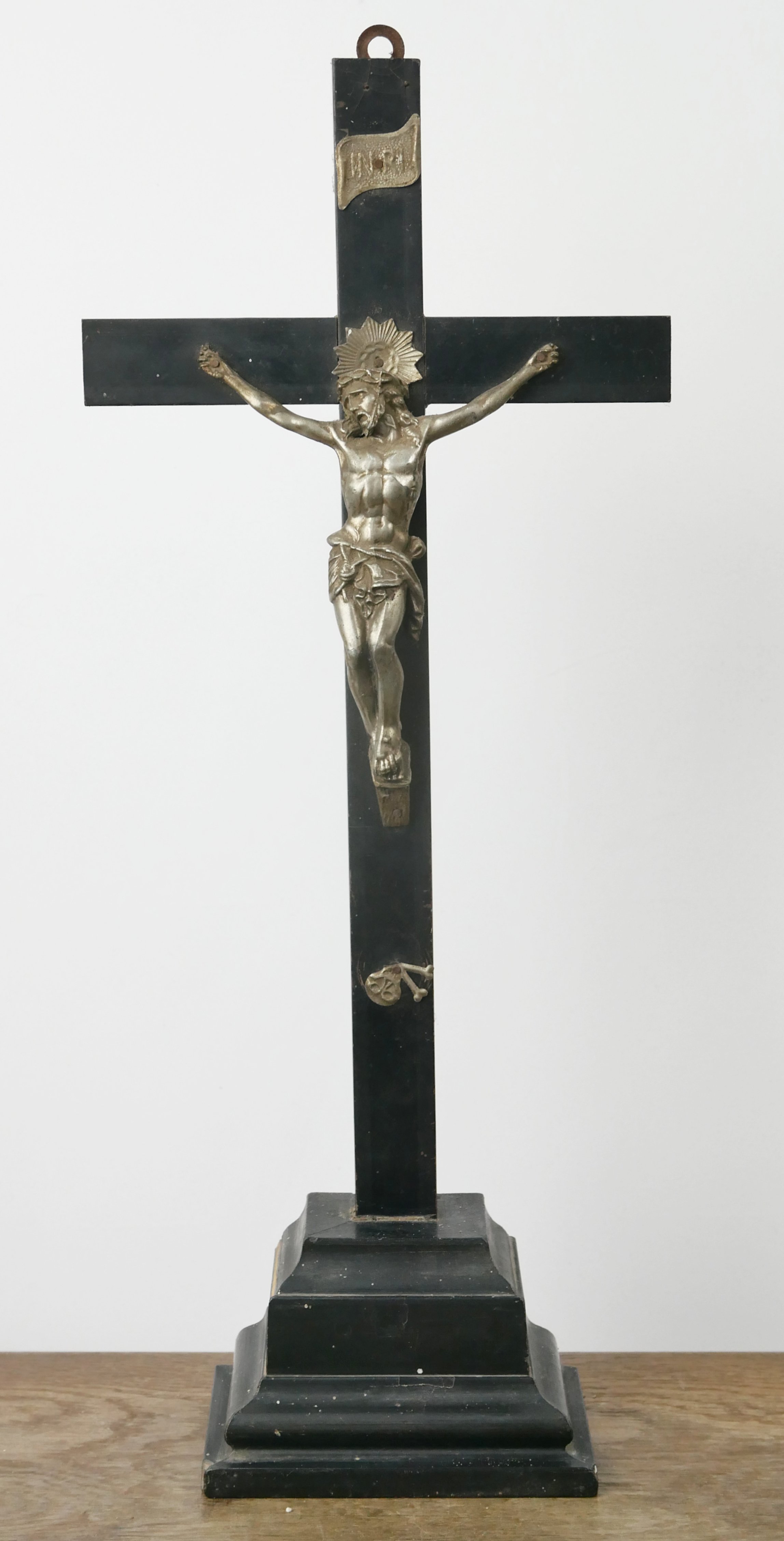 Schwarzes Standkreuz mit Heiligenschein (Freilichtmuseum Roscheider Hof CC0)