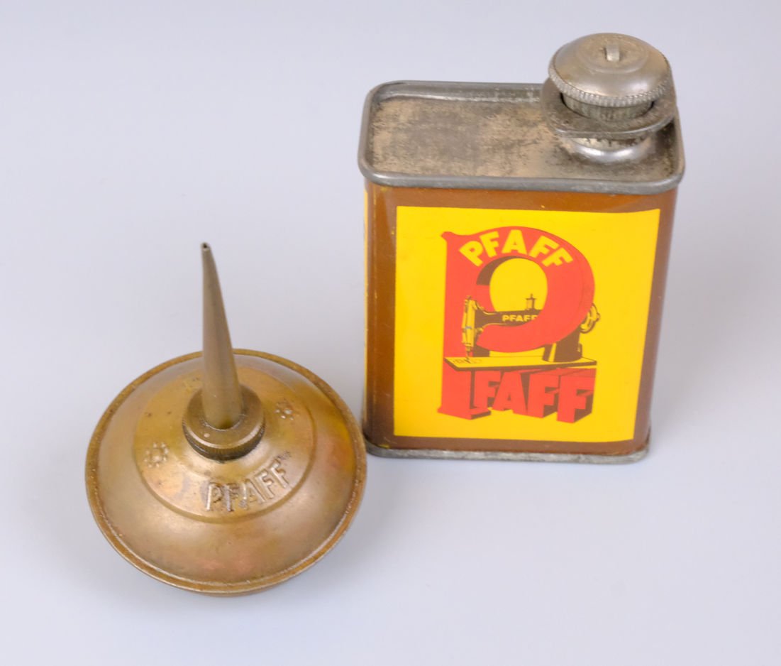 Pfaff Ölkännchen und Vorratsbehälter für Nähmaschinenöl (Freilichtmuseum Roscheider Hof CC0)