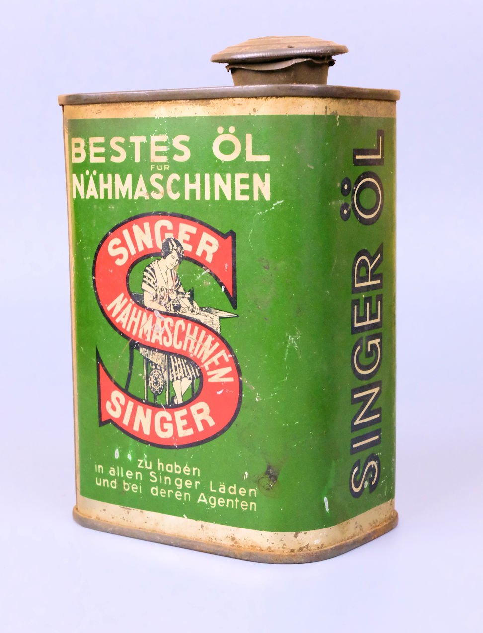 Singer Nähmaschinenöl im 1000ml Vorratsbehälter (Freilichtmuseum Roscheider Hof CC0)
