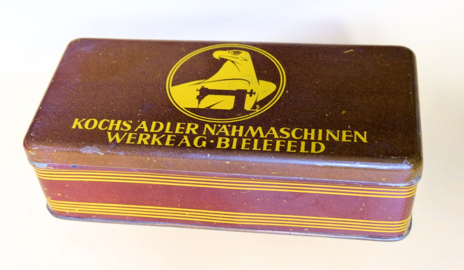 Adler Werkzeugbox aus Blech (Freilichtmuseum Roscheider Hof CC0)