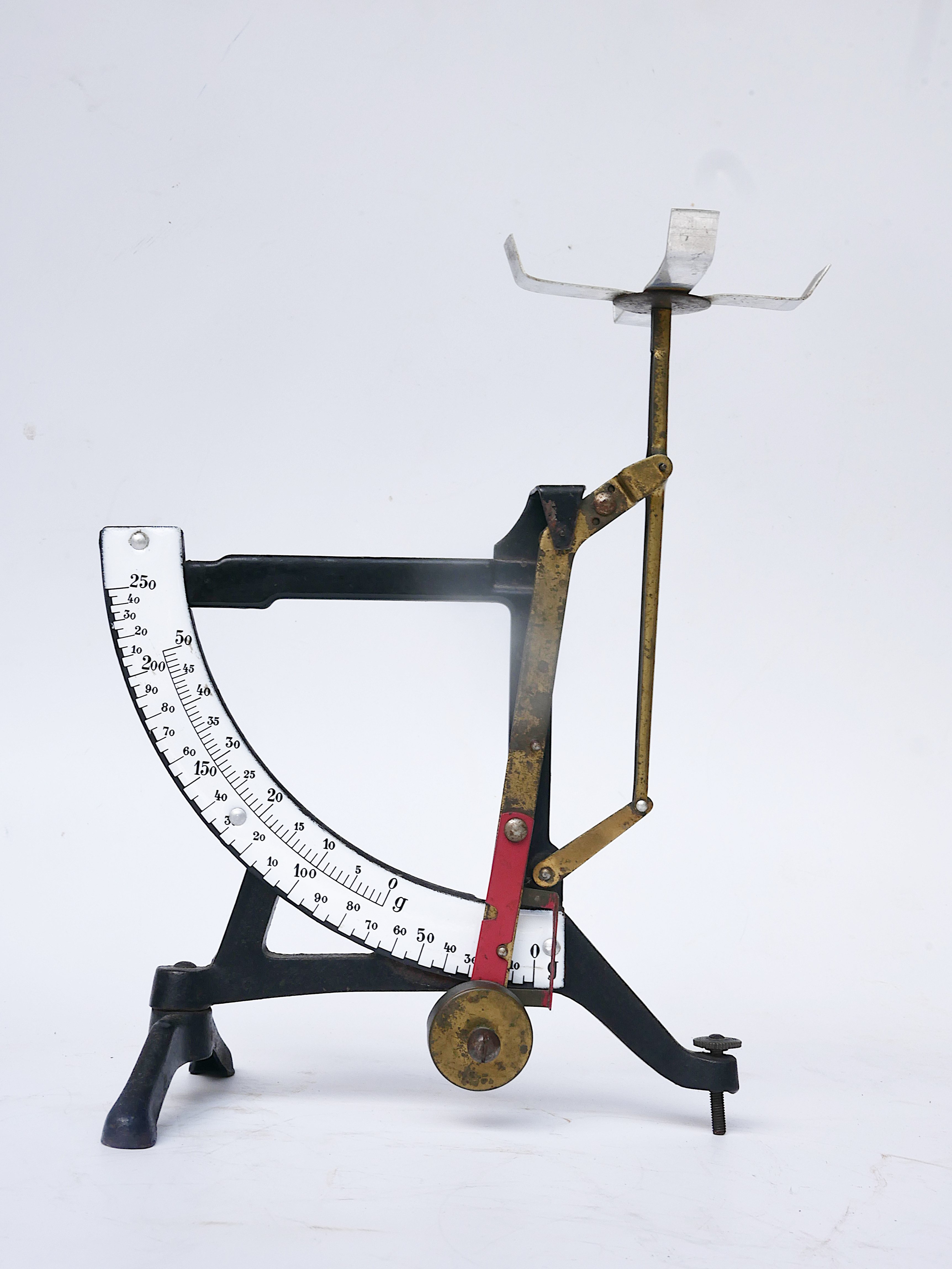 Schwarte Briefwaage mit rotem Gewichtshalter (Freilichtmuseum Roscheider Hof CC0)