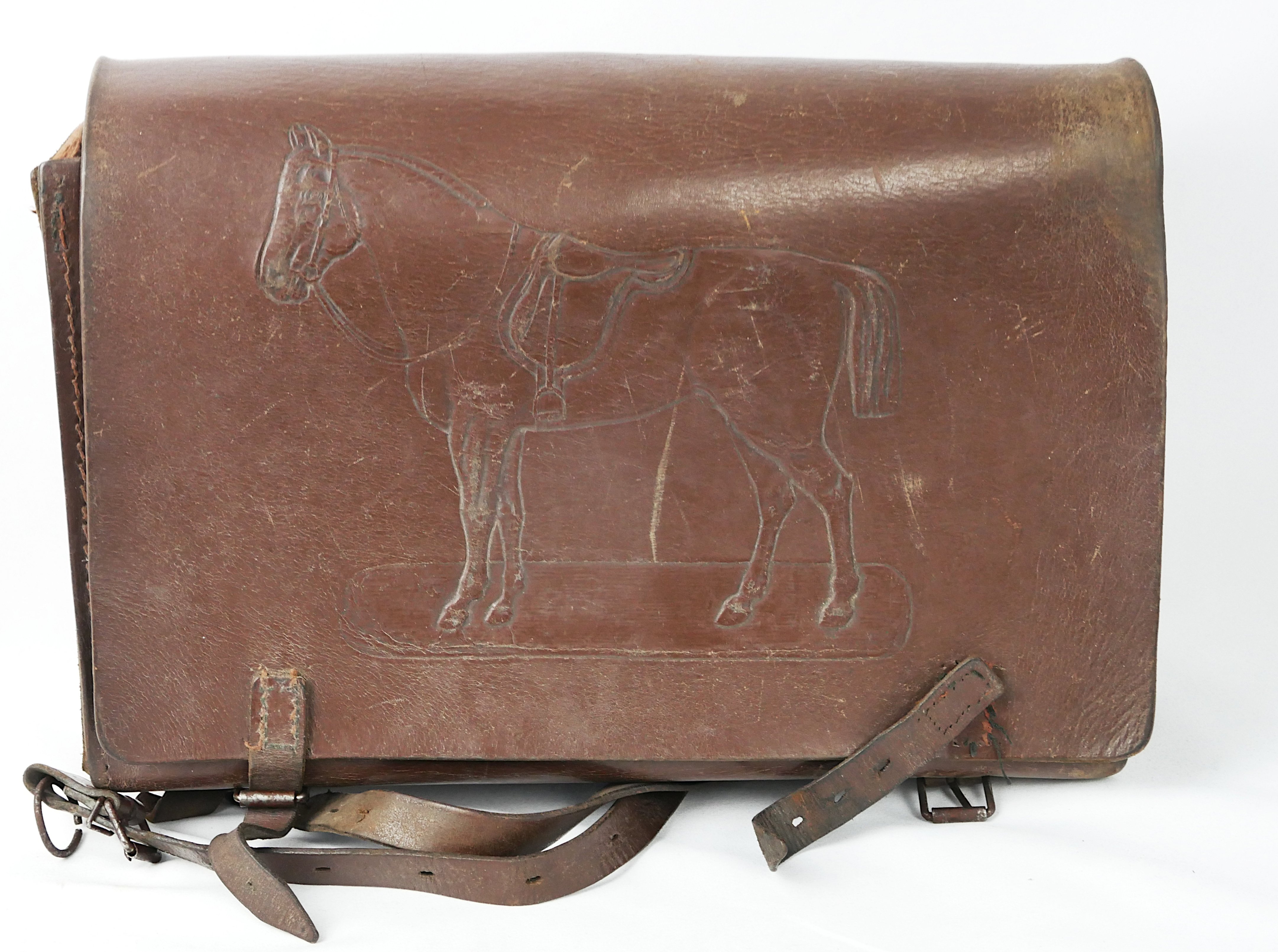 Dunkelbraune Schultasche mit Pferdemotiv (Freilichtmuseum Roscheider Hof CC0)