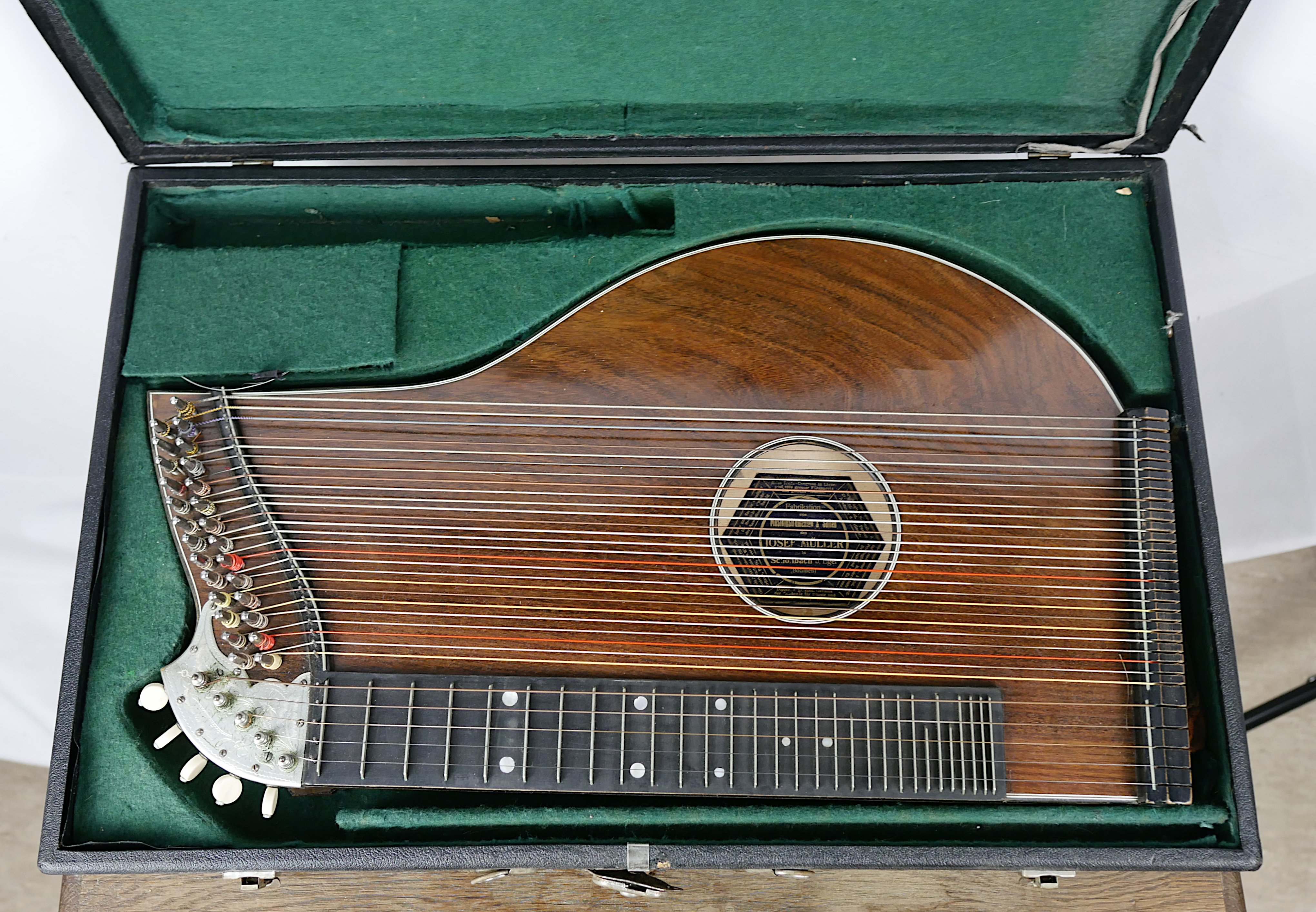 Instrumentenkoffer für eine Konzertzither (Freilichtmuseum Roscheider Hof CC0)