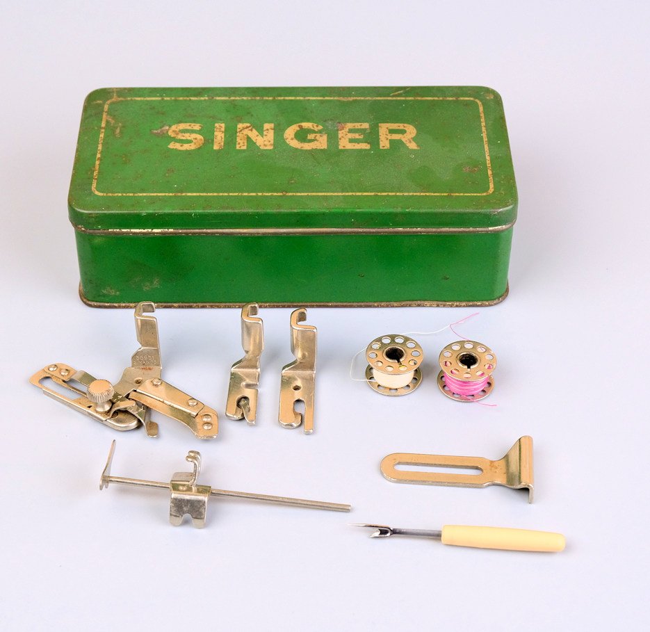 Singer Werkzeugbox aus Blech vom Modell 15 (Freilichtmuseum Roscheider Hof CC0)