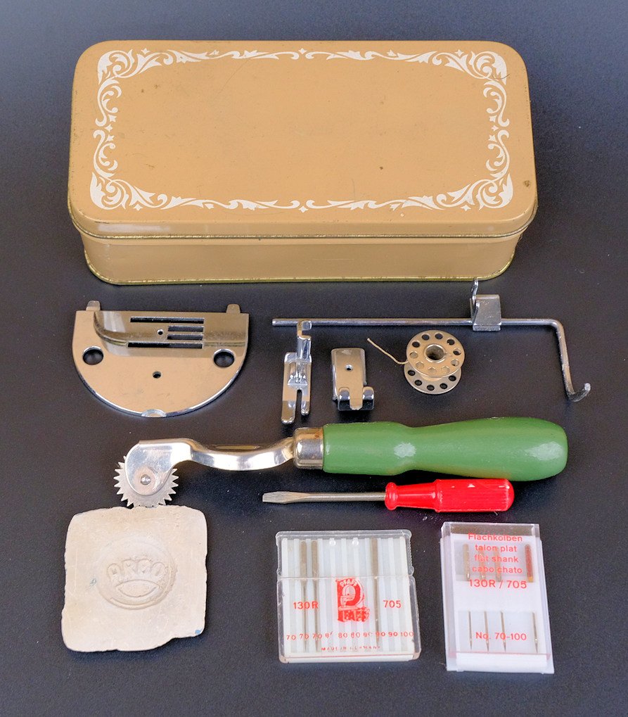 Quelle Nähmaschinen Werkzeugbox aus Blech (Freilichtmuseum Roscheider Hof CC0)