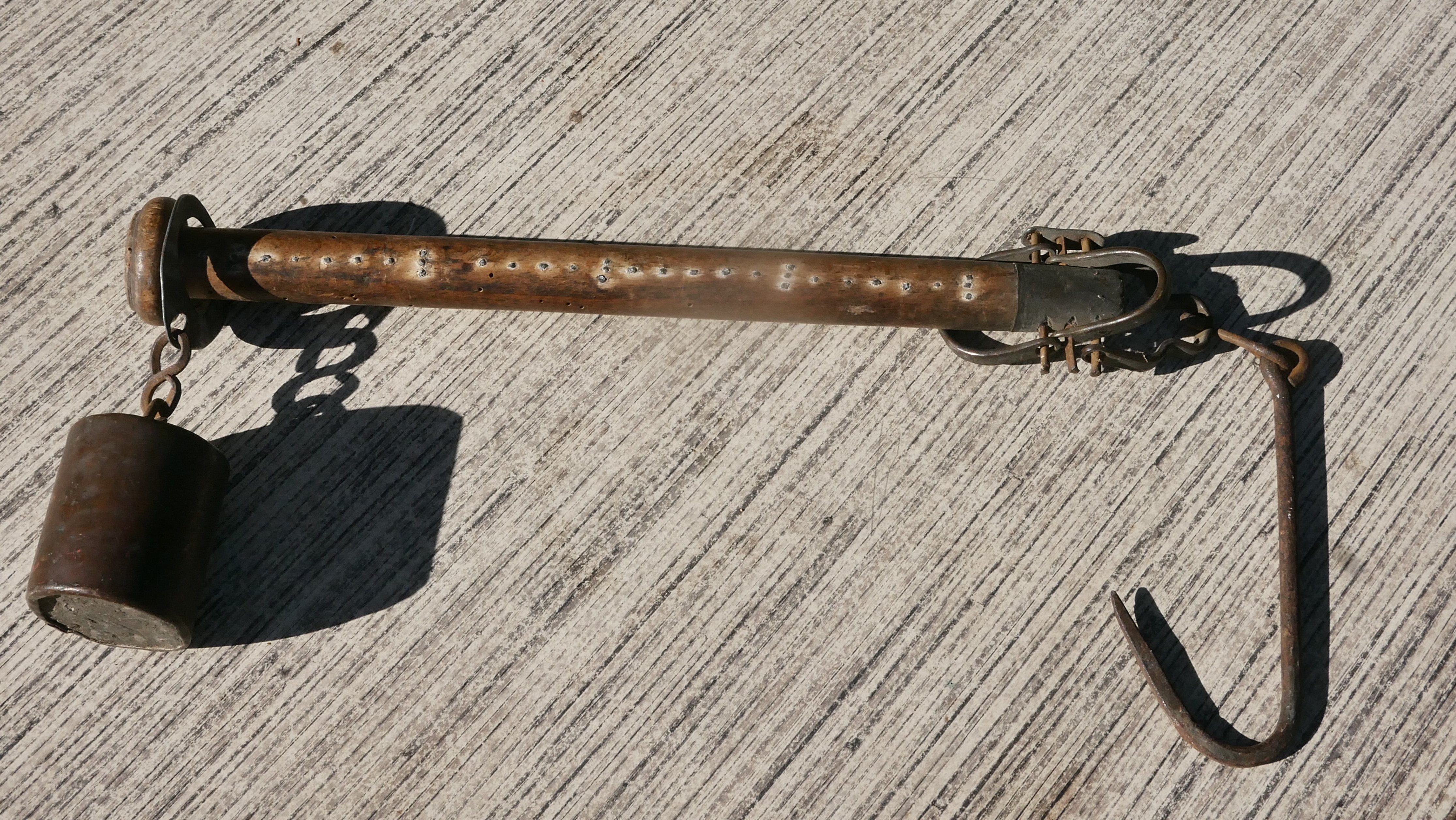 Einfache kleine Laufgewichtswaage mit Waagebalken aus Holz (Freilichtmuseum Roscheider Hof CC0)