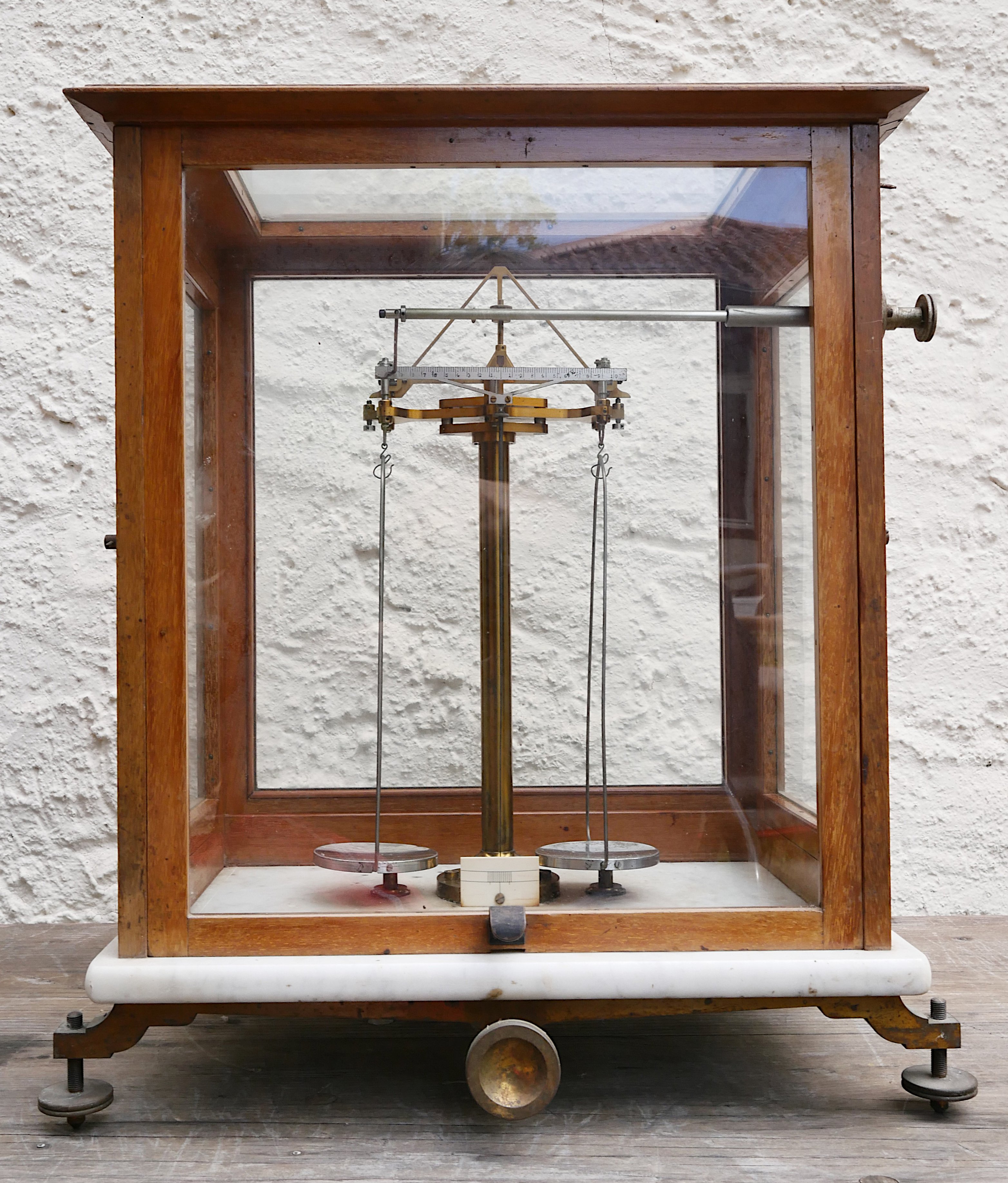 Analysewaage mit komplexer Mechanik in einer Glasvitrine (Freilichtmuseum Roscheider Hof CC0)