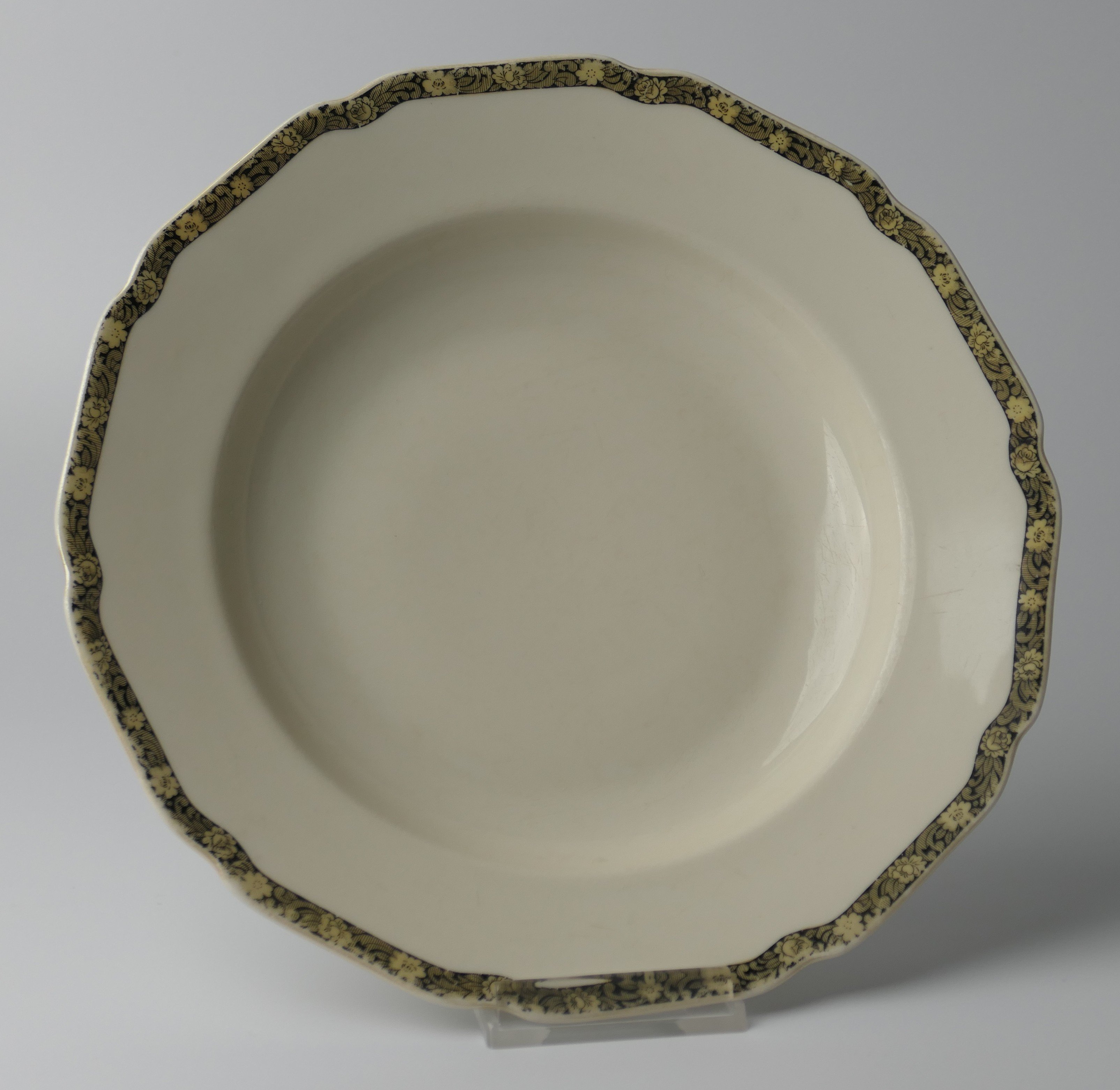 Elfenbeinfarbener Porzellanteller mit floraler Bordüre (Freilichtmuseum Roscheider Hof e.V. CC0)