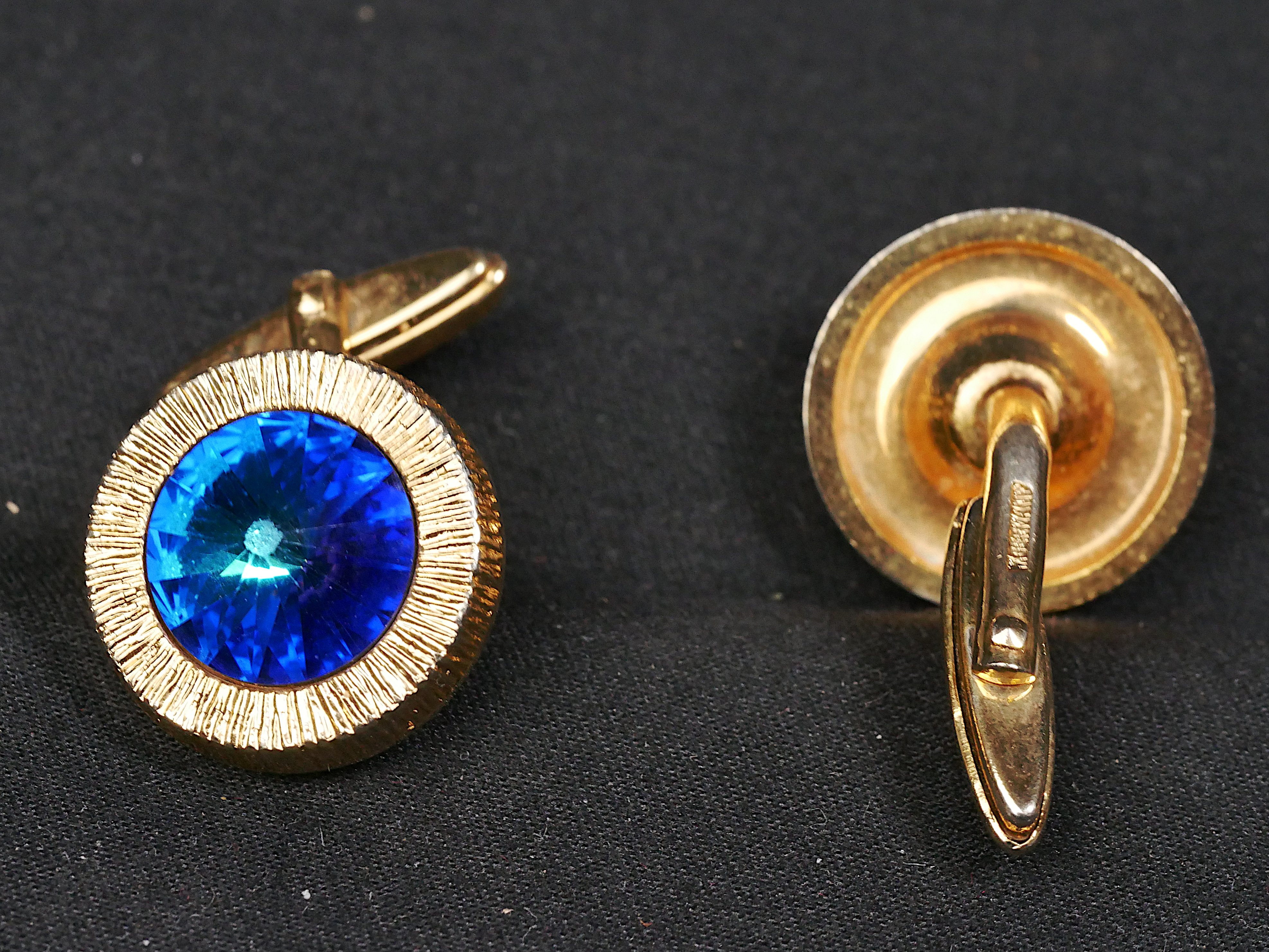Manschettenknopf mit blauem Glasstein (Freilichtmuseum Roscheider Hof e.V. CC0)
