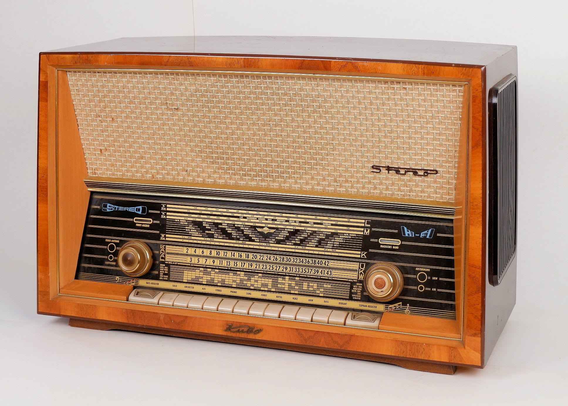 Röhrenradio	"Kuba Vollstereo-Super 609 T (Volkskunde- und Freilichtmuseum Roscheider Hof CC0)