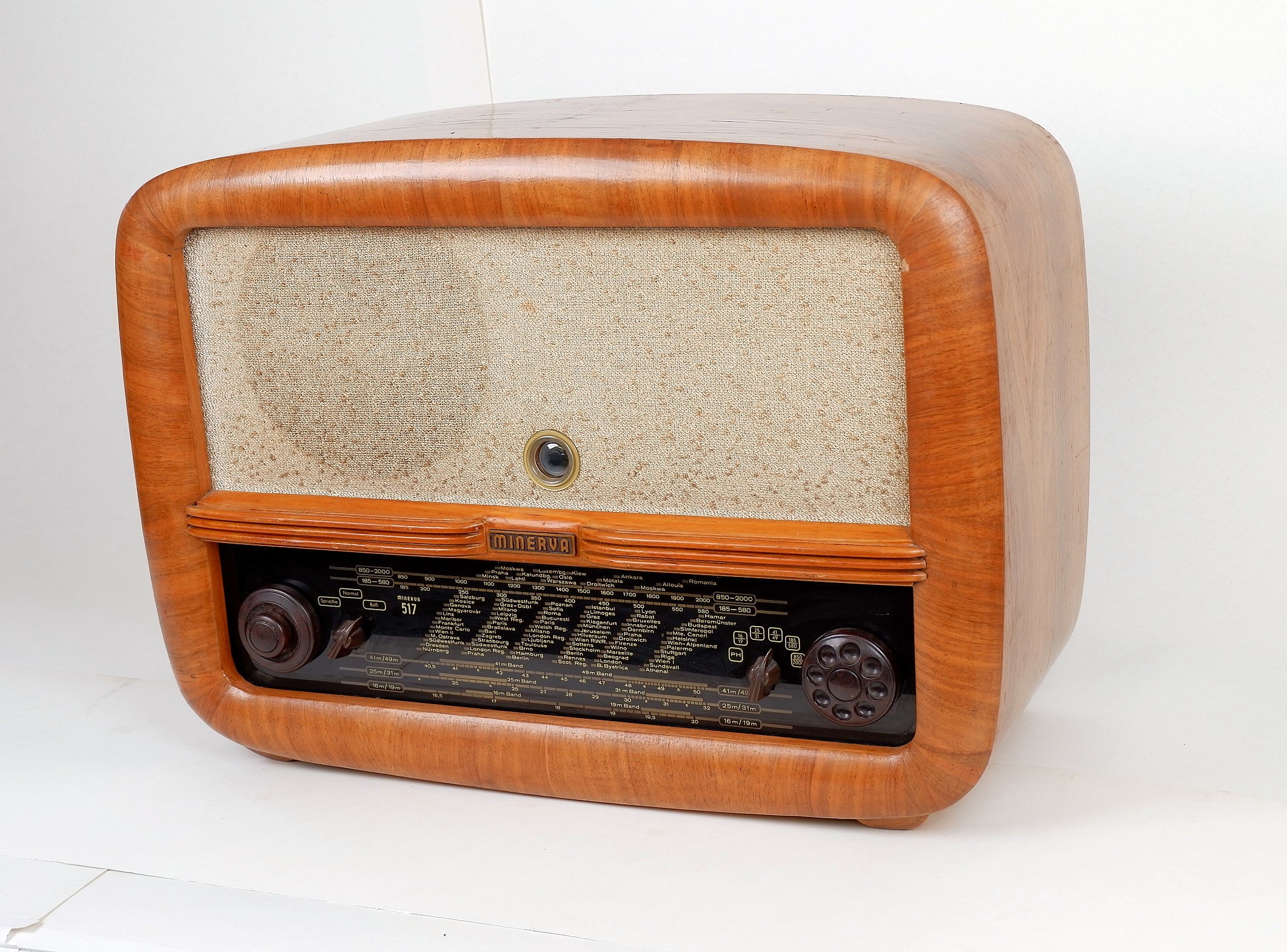 Röhrenradio	"Minerva 517 W" (Volkskunde- und Freilichtmuseum Roscheider Hof CC0)
