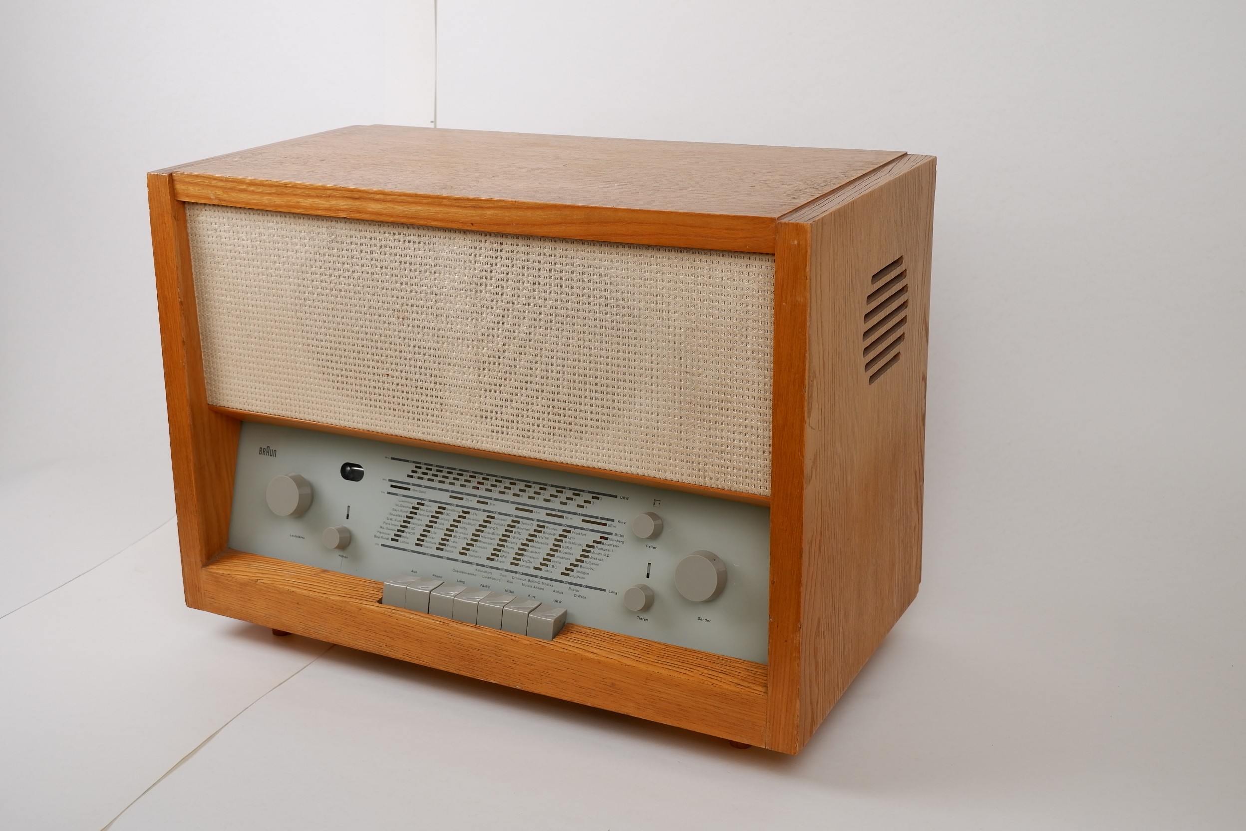 Röhrenradio	Braun TS 2 (Volkskunde- und Freilichtmuseum Roscheider Hof CC0)
