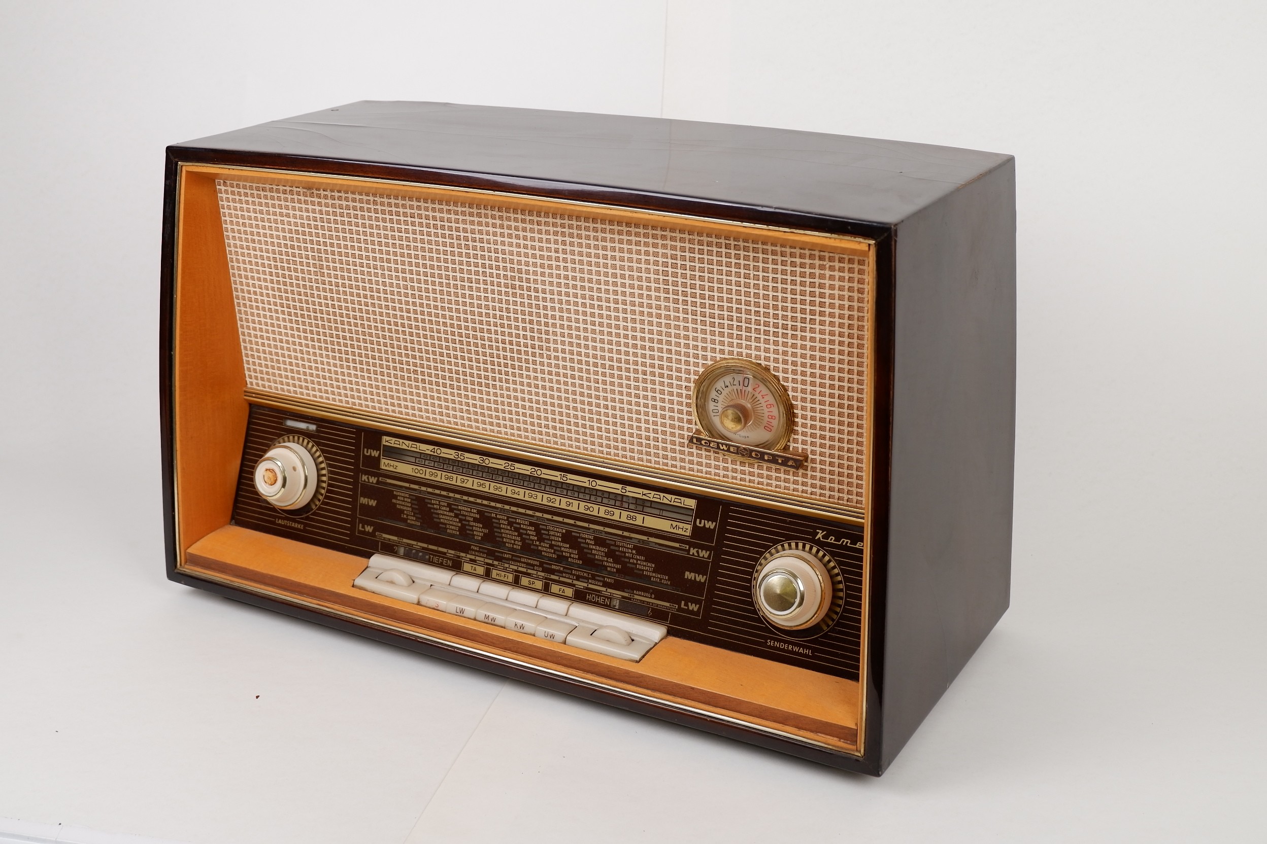 Röhrenradio Loewe Opta Komet 6750W (Volkskunde- und Freilichtmuseum Roscheider Hof CC0)