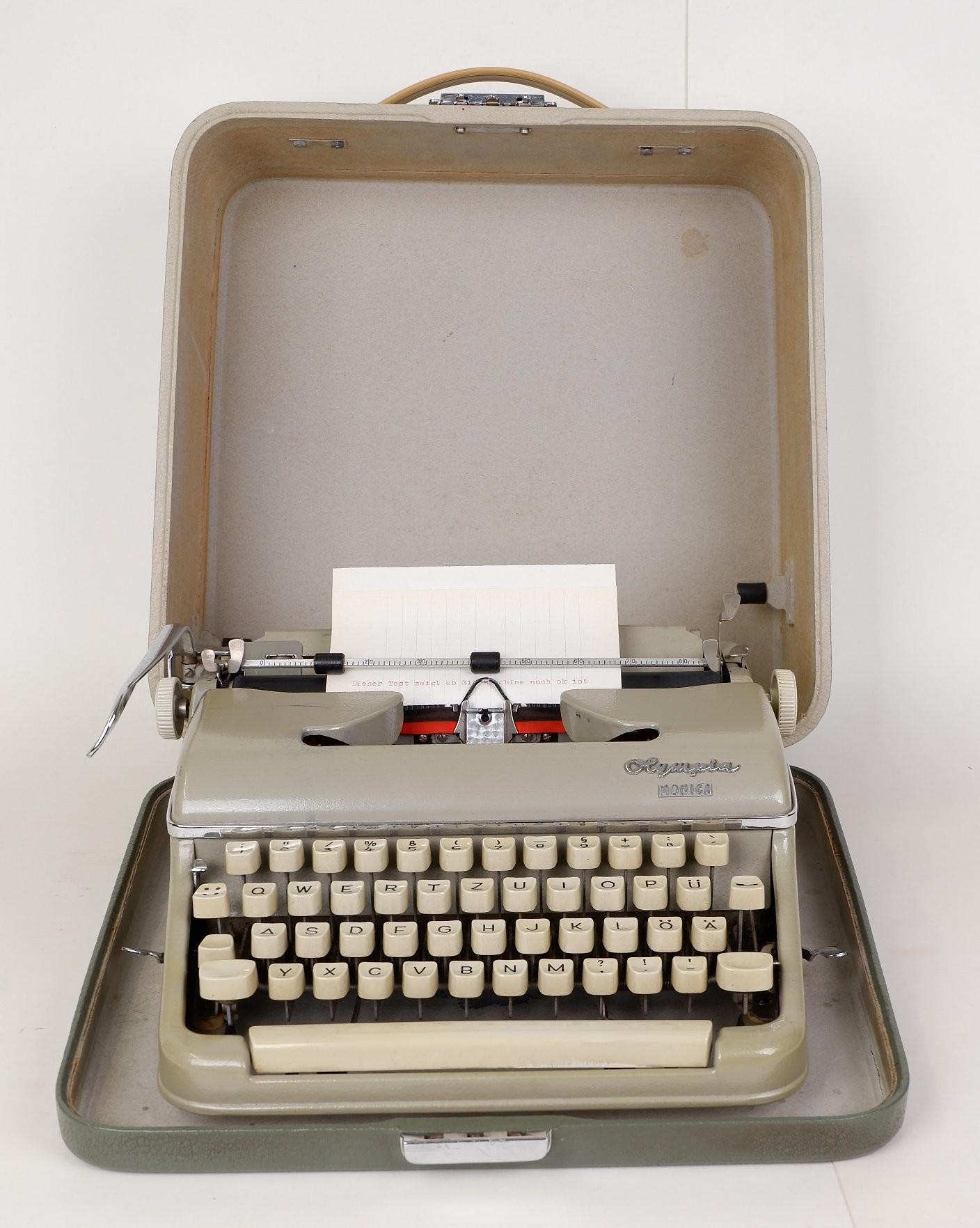 Klein schreibmaschine Olympia "Monica" (Volkskunde- und Freilichtmuseum Roscheider Hof CC0)