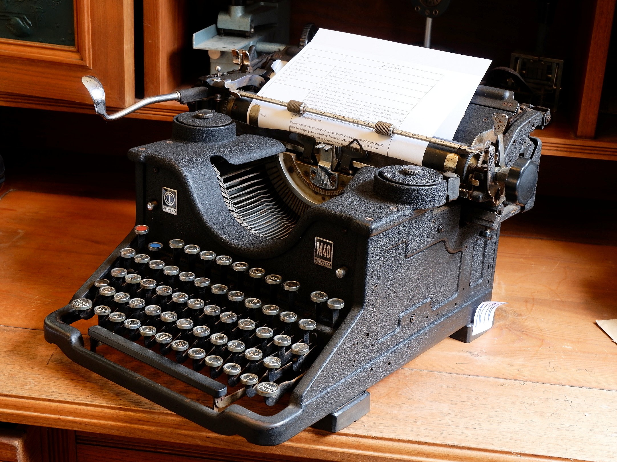 Büroschreibmaschine	Olivetti	 " M40 " (Volkskunde- und Freilichtmuseum Roscheider Hof CC0)
