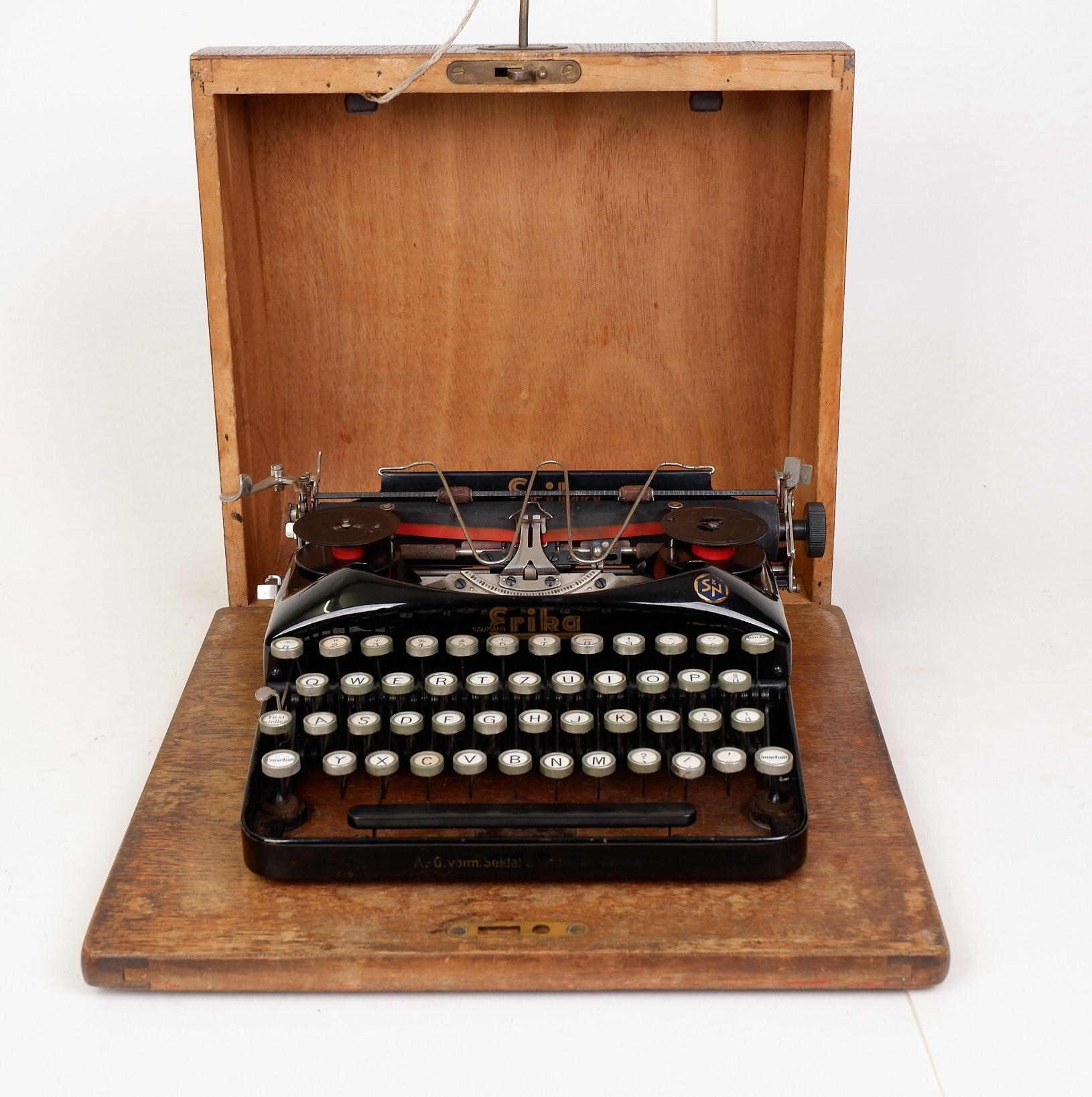 Klein schreibmaschine	Seidel & Naumann	 "Erika 5" (Volkskunde- und Freilichtmuseum Roscheider Hof CC0)