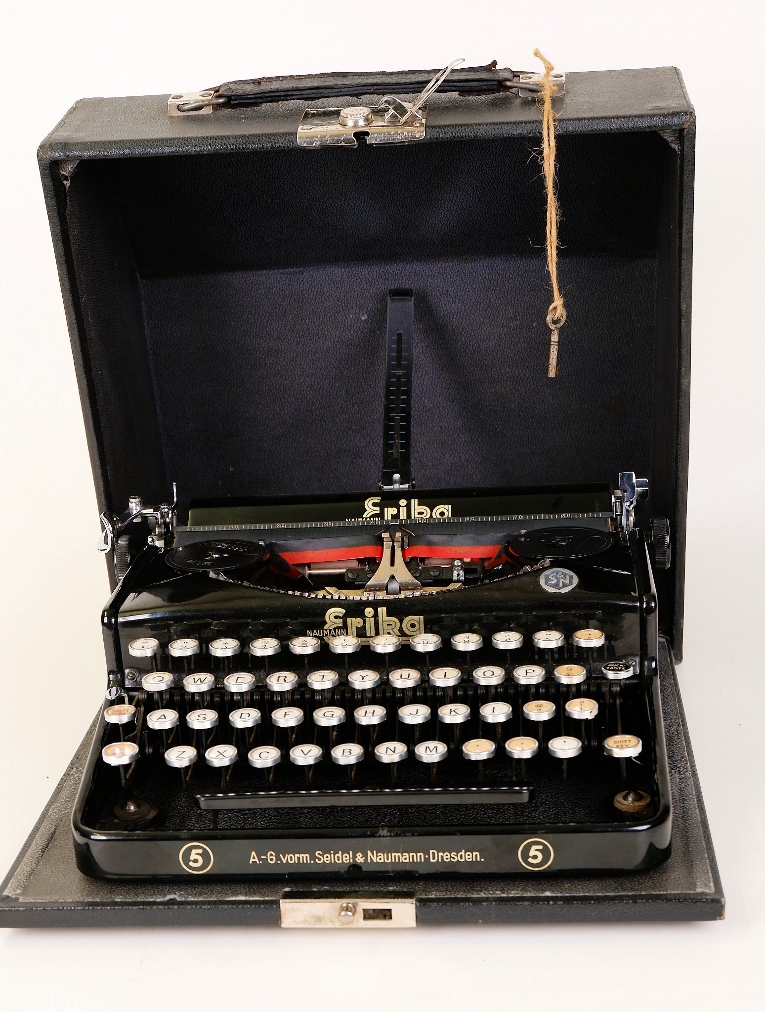 Kleinschreibmaschine	Seidel & Naumann	Erika 5 (neu) (Volkskunde- und Freilichtmuseum Roscheider Hof CC0)