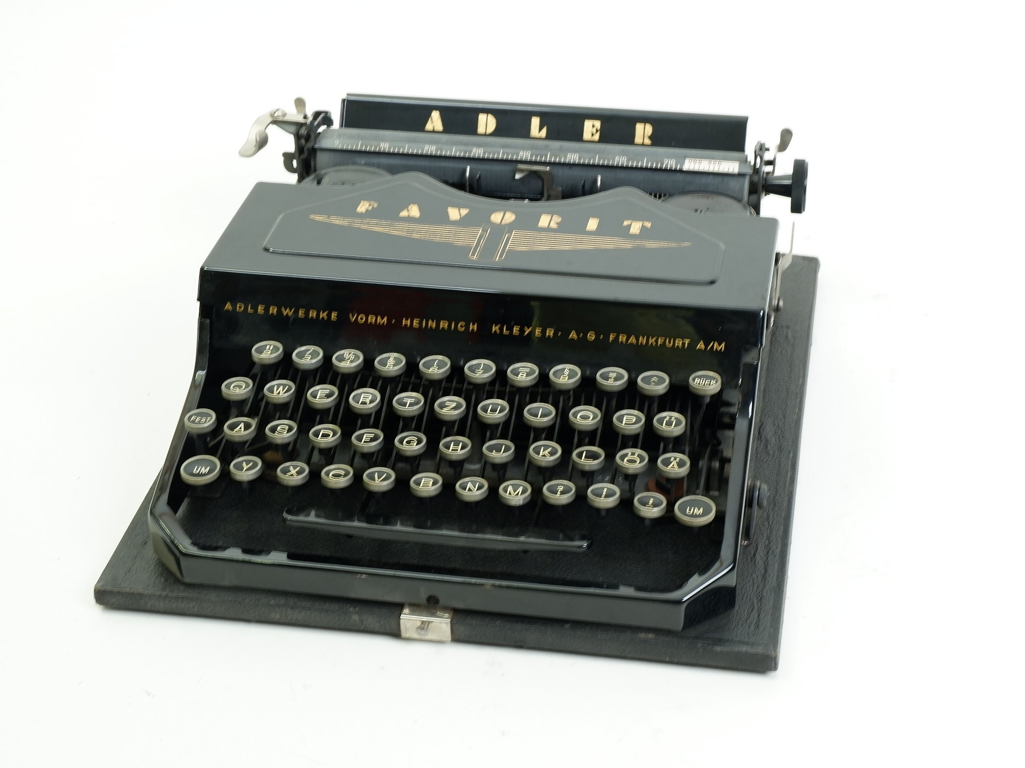 Kleinschreibmaschine	Adler Favorit (Volkskunde- und Freilichtmuseum Roscheider Hof CC0)