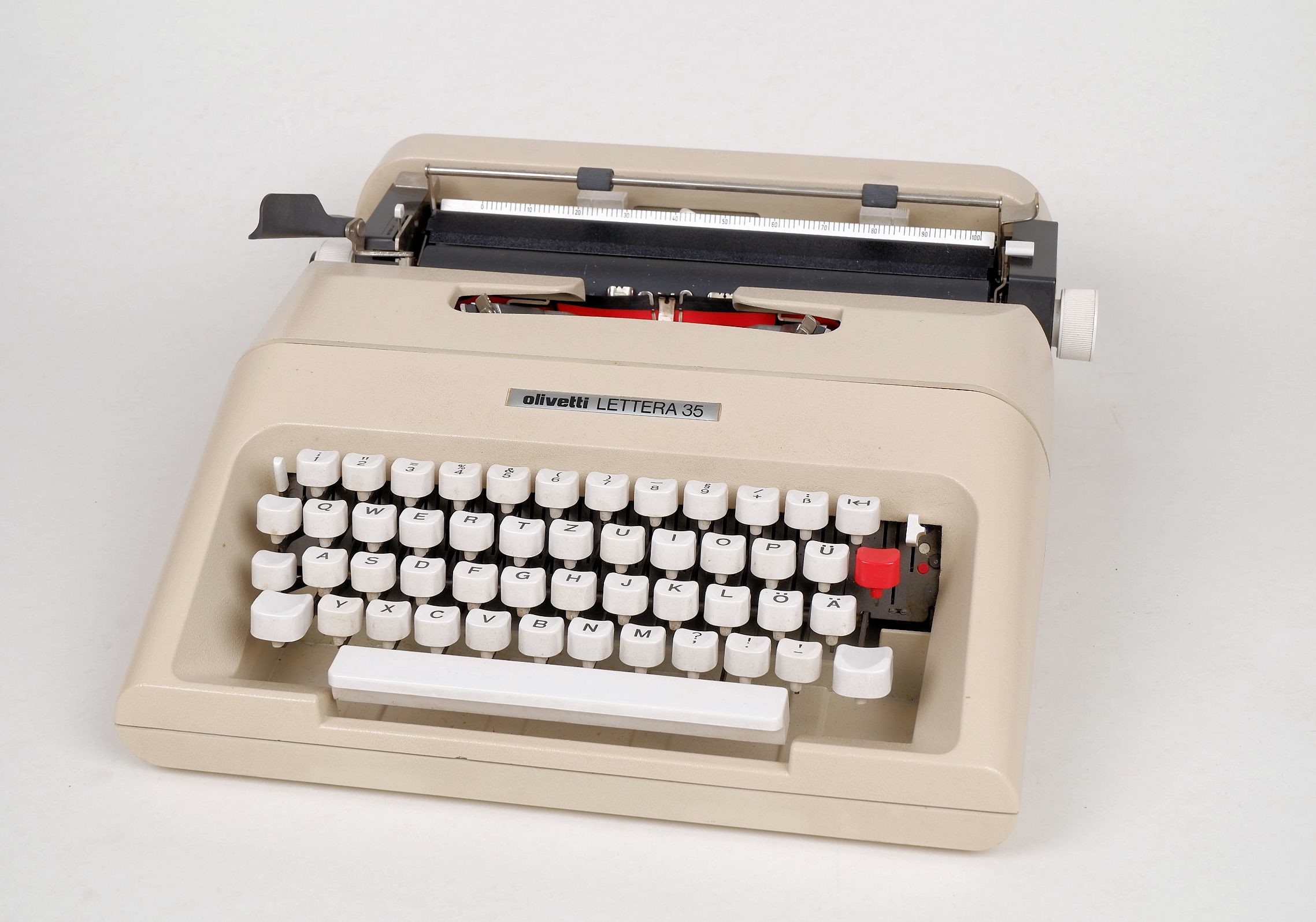 Kleinschreibmaschine  Olivetti	Lettera 35 (Volkskunde- und Freilichtmuseum Roscheider Hof CC0)