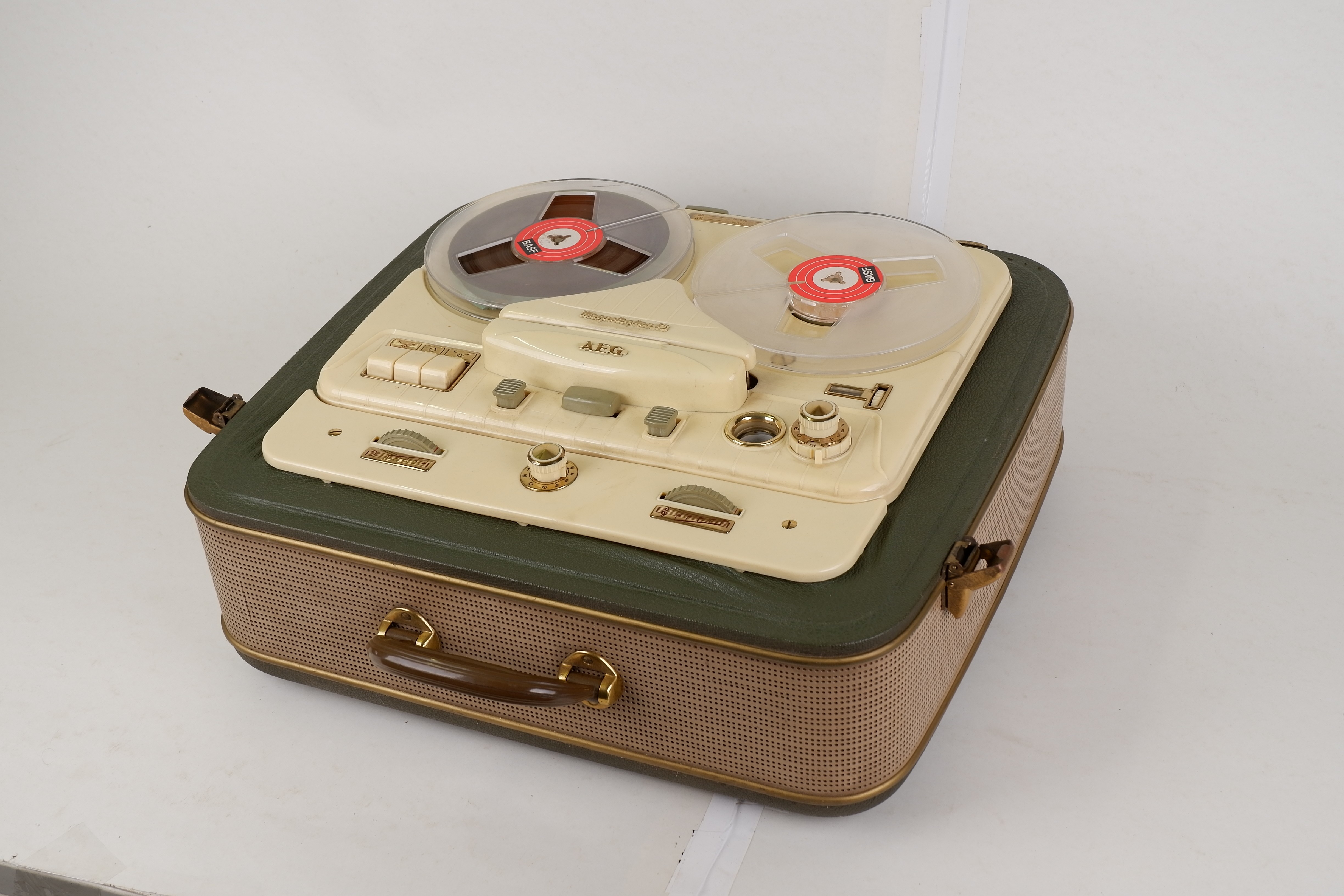 Tonbandgerät AEG Magnetophon 85 (Koffergerät) (Volkskunde- und Freilichtmuseum Roscheider Hof CC0)