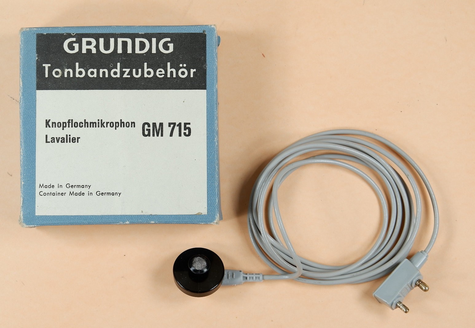 Knopflochmikrofon Lavalier Grundig	GM 715 (Volkskunde- und Freilichtmuseum Roscheider Hof CC0)