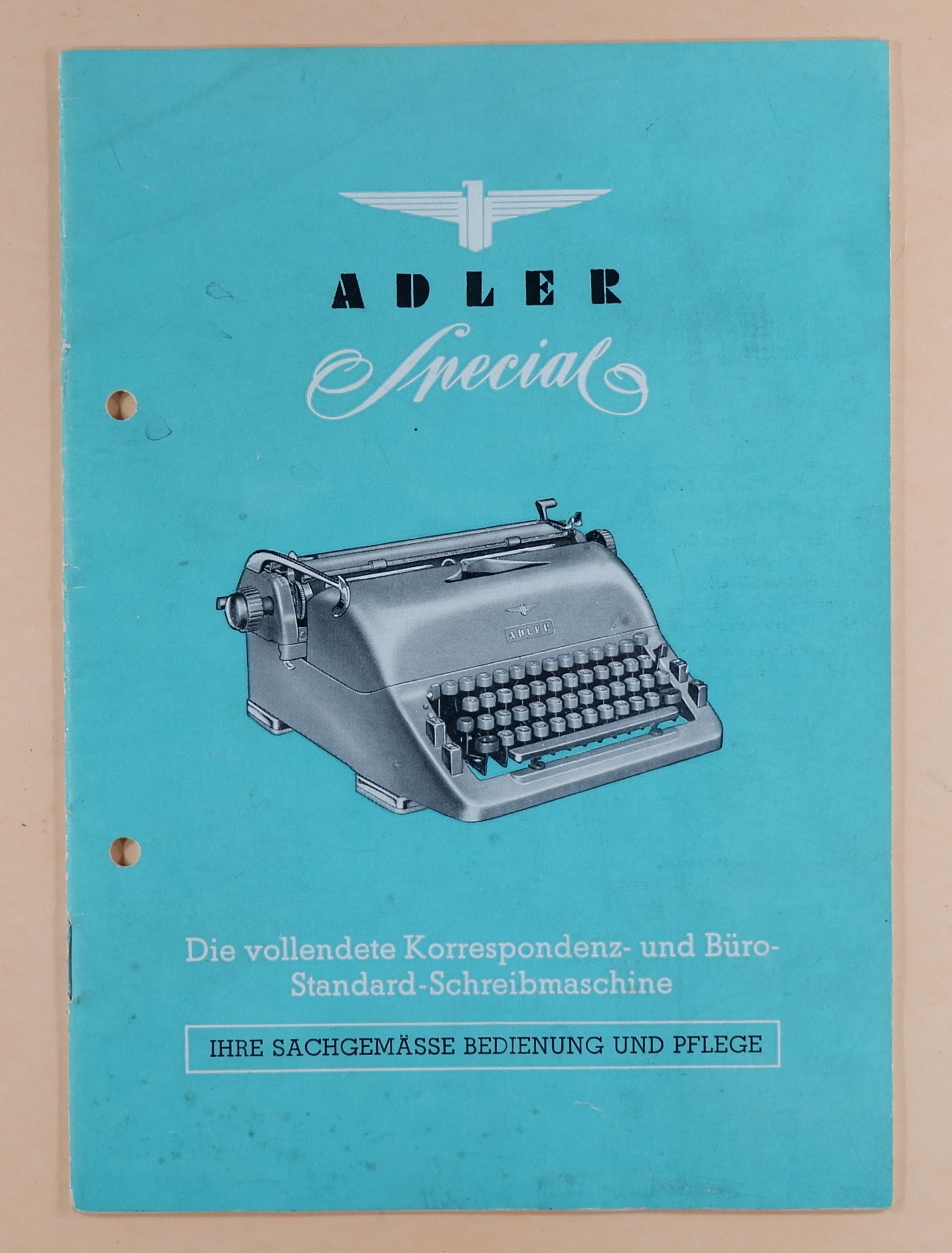 Bedienungsanleitung	Schreibmaschine Adler Spezial (Volkskunde- und Freilichtmuseum Roscheider Hof CC0)