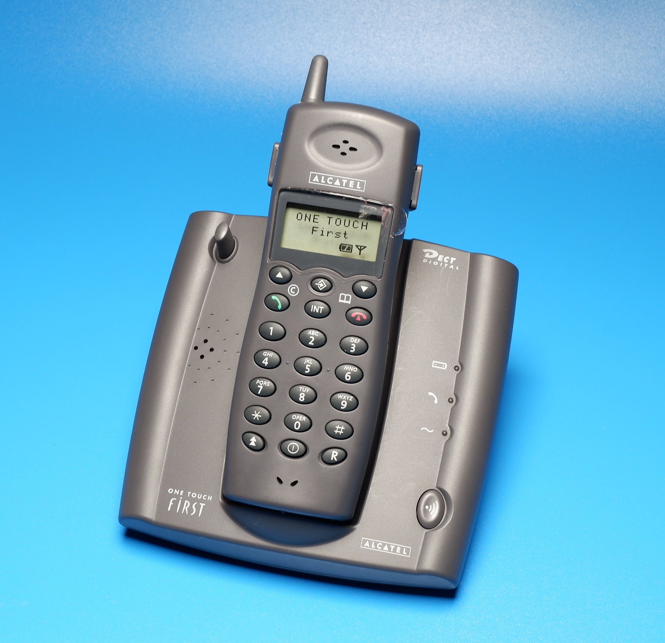 Digitales Telefon "Alcatel One touch First" (Volkskunde- und Freilichtmuseum Roscheider Hof CC0)