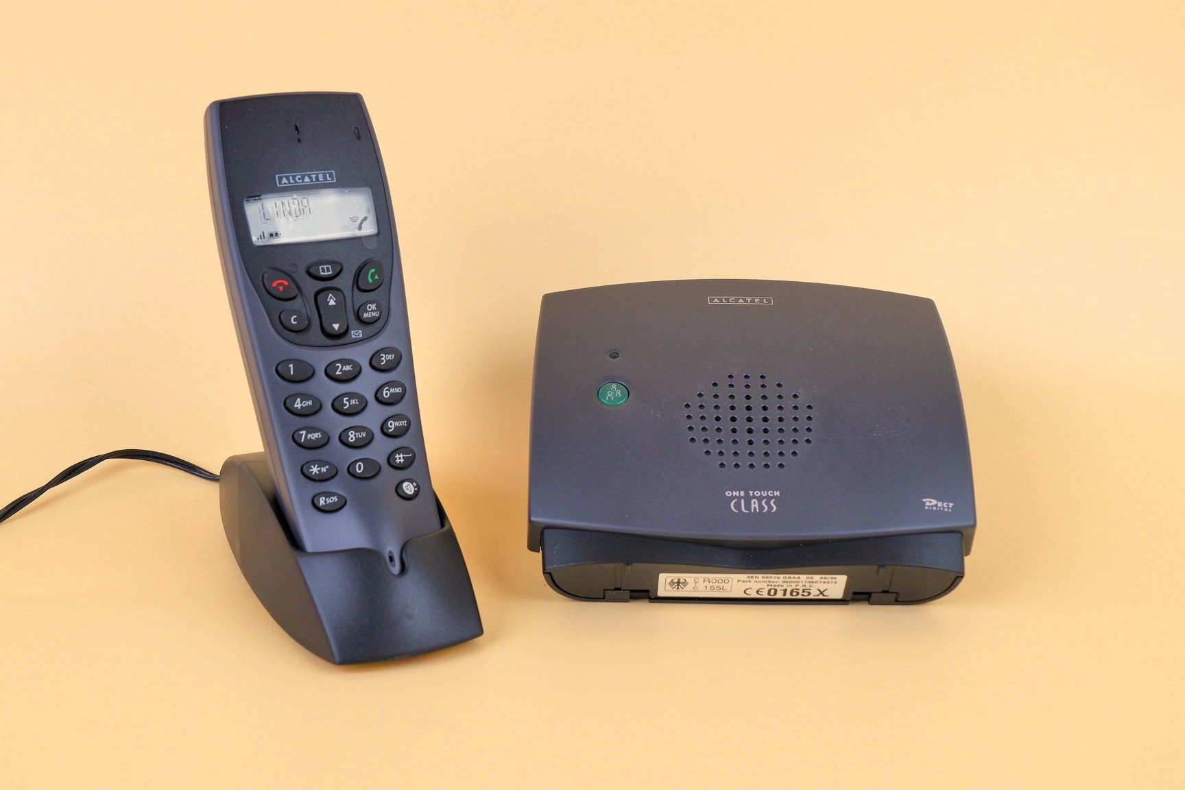 Schnurloses Telefon "Alcatel One touch Class" mit Basisstation (Volkskunde- und Freilichtmuseum Roscheider Hof CC0)