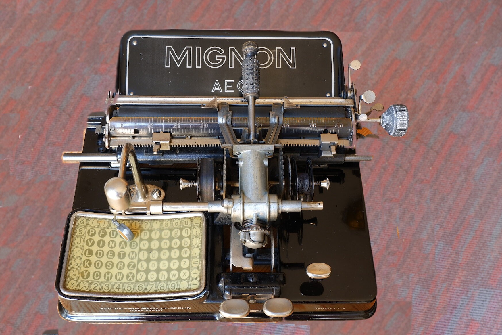 Zeigerschreibmaschine AEG	Mignon 4 (Volkskunde- und Freilichtmuseum Roscheider Hof CC0)