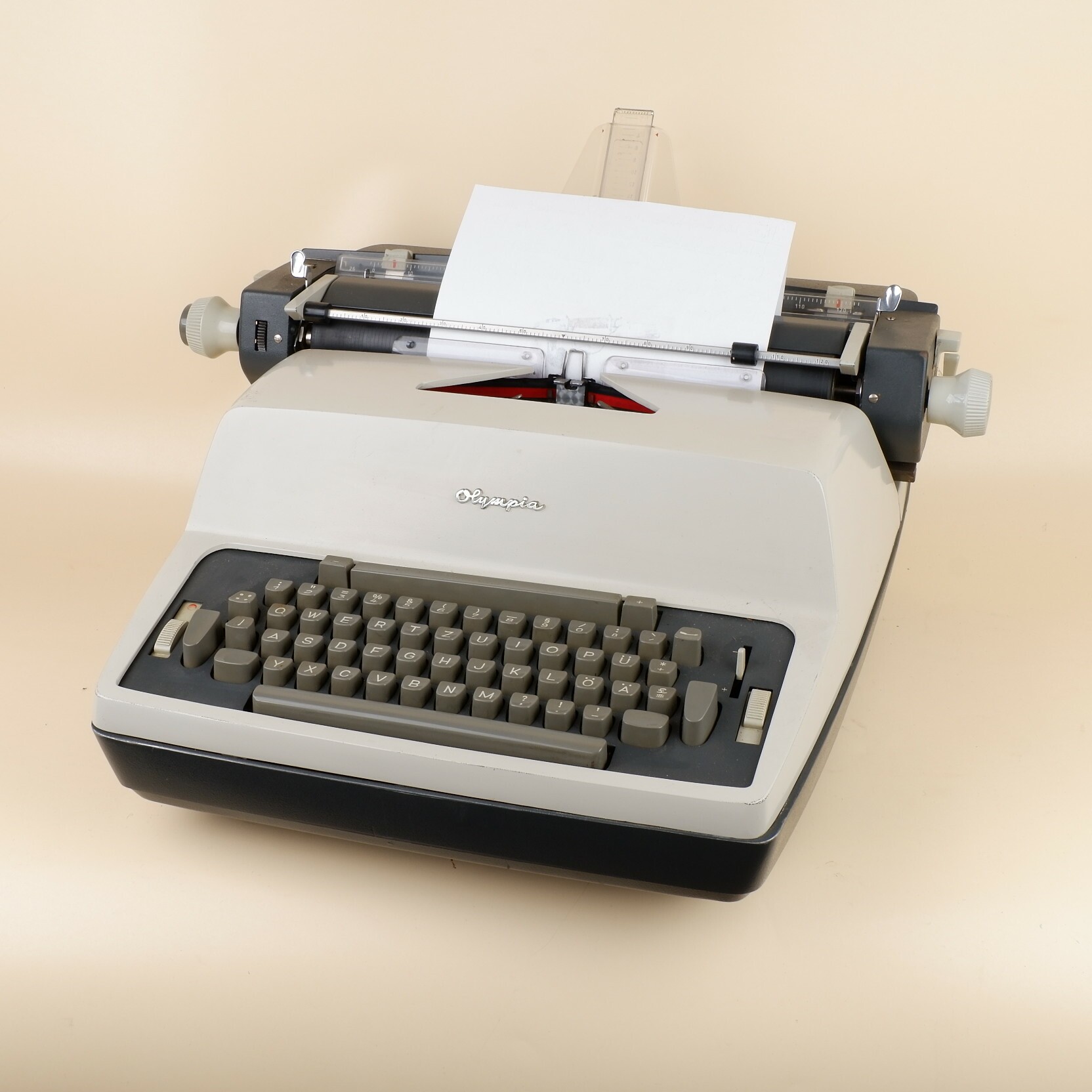 Elektrische Schreibmaschine	Olympia	SGE (Volkskunde- und Freilichtmuseum Roscheider Hof CC0)