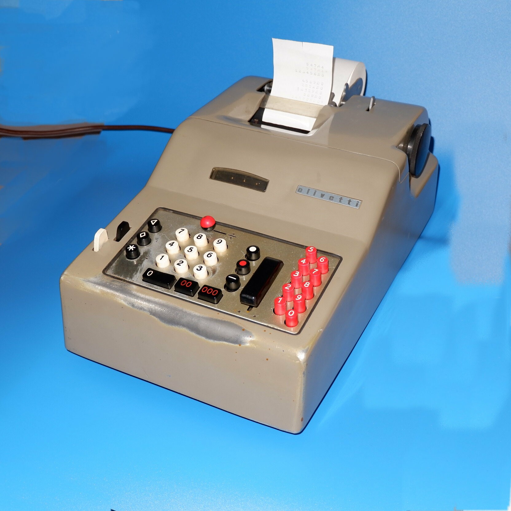 Elektrische Rechenmaschine	Olivetti Divisumme 14 (Volkskunde- und Freilichtmuseum Roscheider Hof CC0)