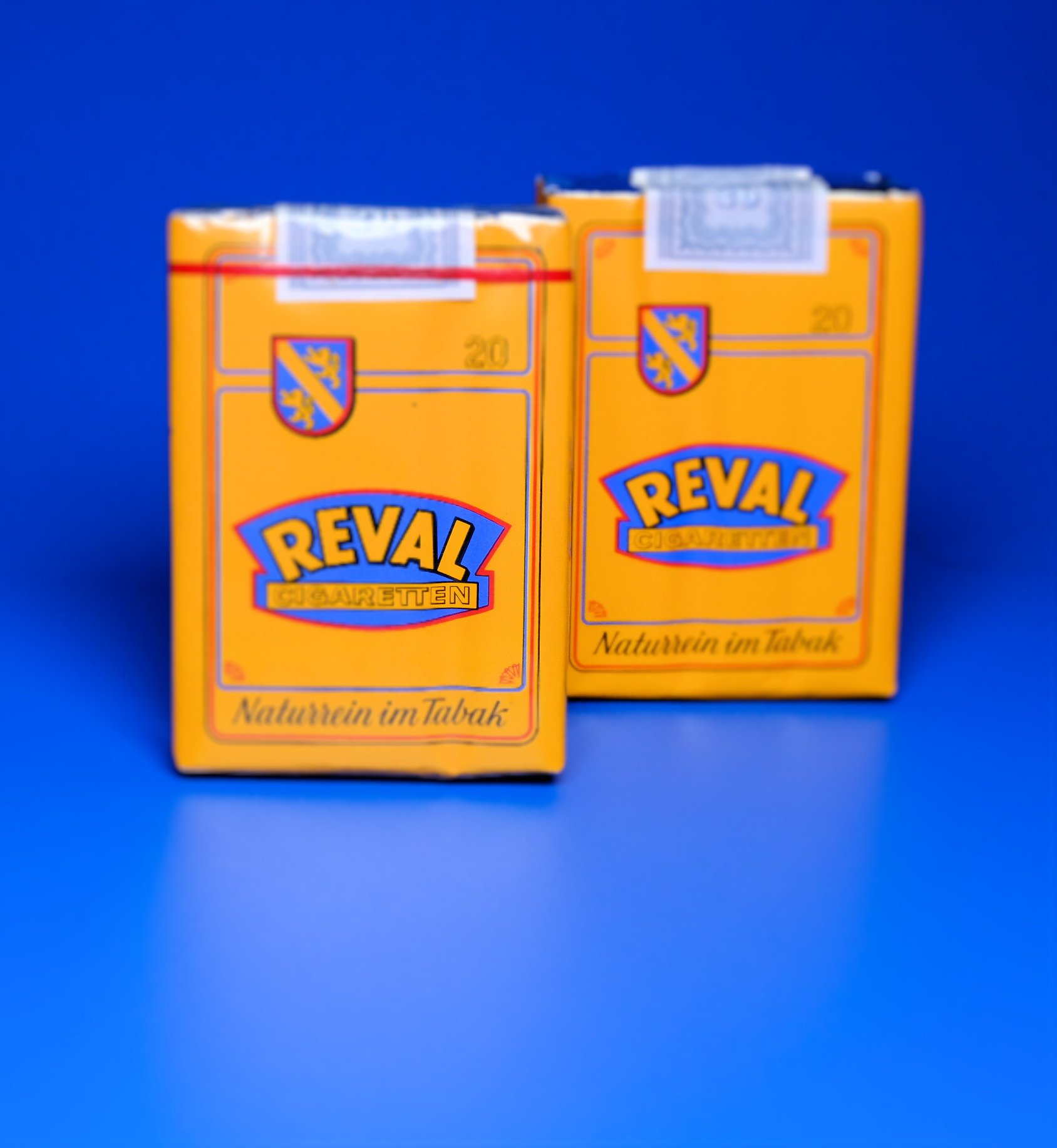 Zigarettenmarke Reval 20er, 24er und 48er Packung (Volkskunde- und Freilichtmuseum Roscheider Hof CC0)
