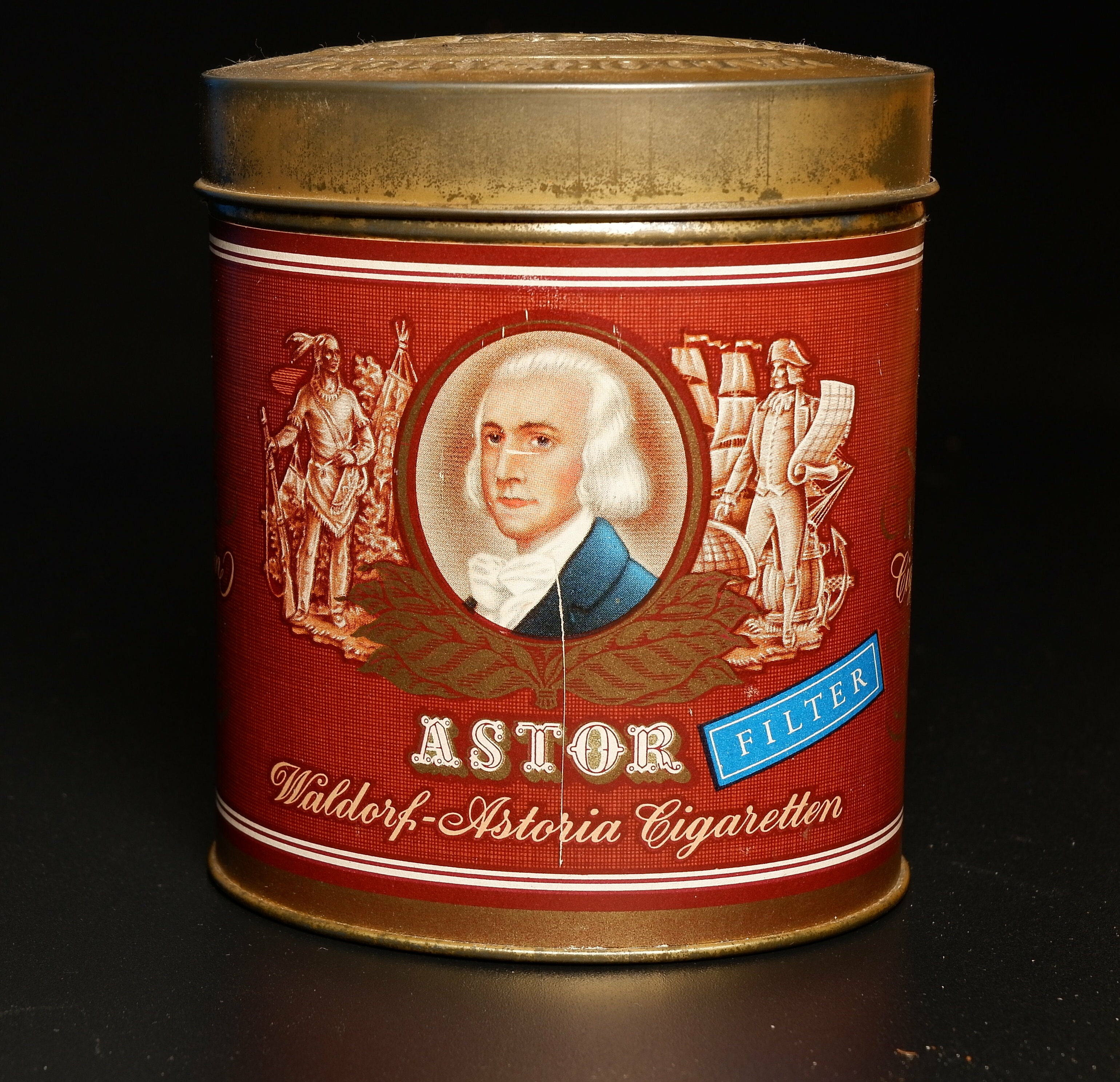 Zigarettenmarke	Astor Waldorf Astoria	- 50er Geschenkdose (Volkskunde- und Freilichtmuseum Roscheider Hof CC0)