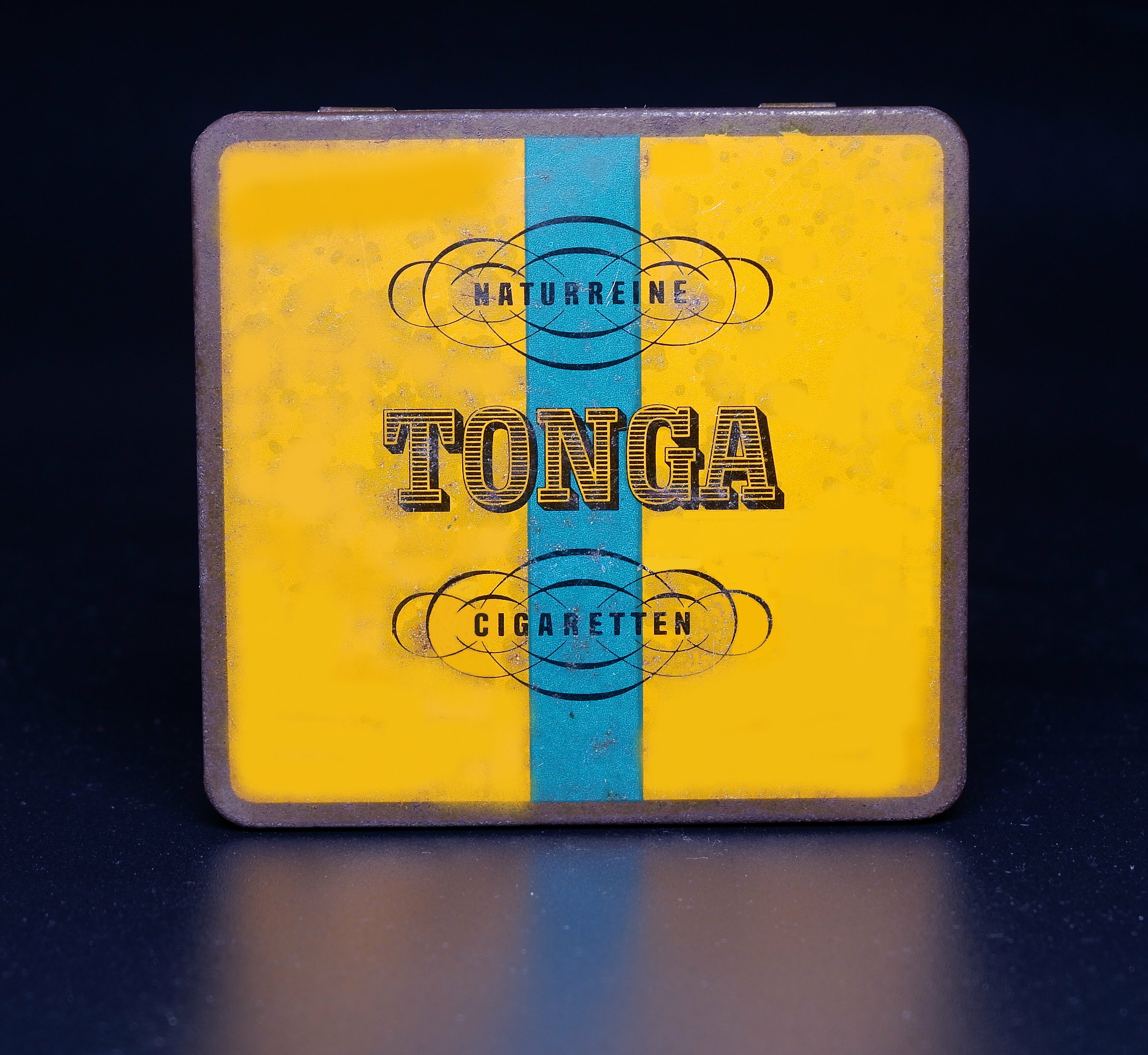 Zigarettenmarke	"Tonga Orient" 20er Blechpackung (Volkskunde- und Freilichtmuseum Roscheider Hof CC0)