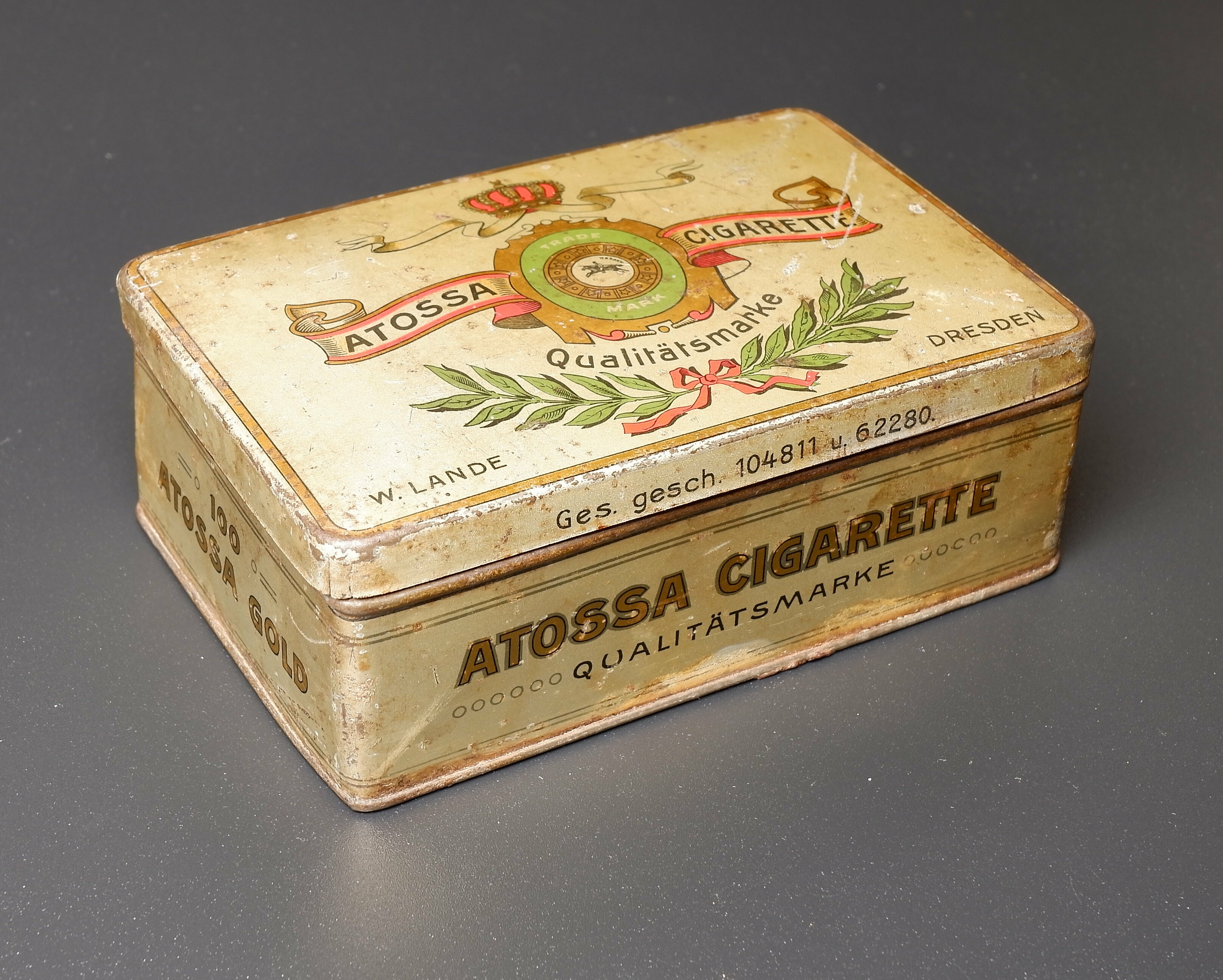 Zigarettenmarke	Atossa 100er Packung (Volkskunde- und Freilichtmuseum Roscheider Hof CC0)