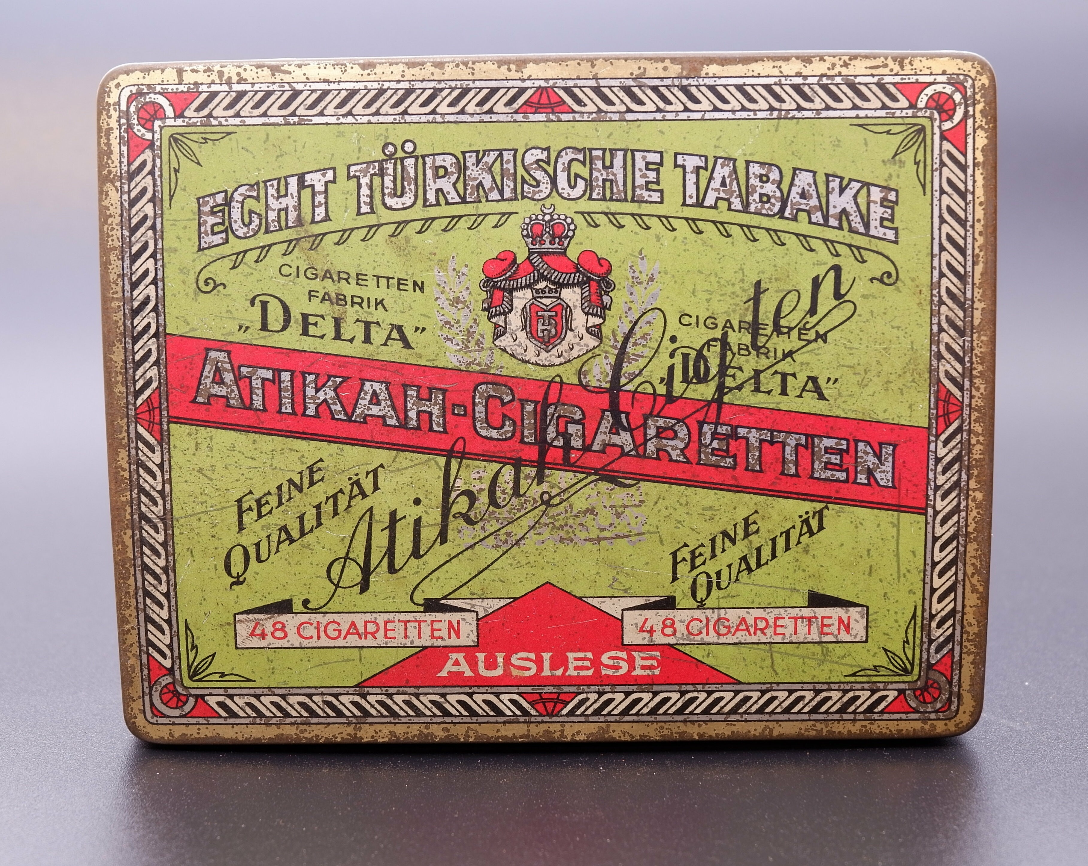 Zigarettenmarke	Atikah Auslese - 48er Blechpackung (Volkskunde- und Freilichtmuseum Roscheider Hof CC0)