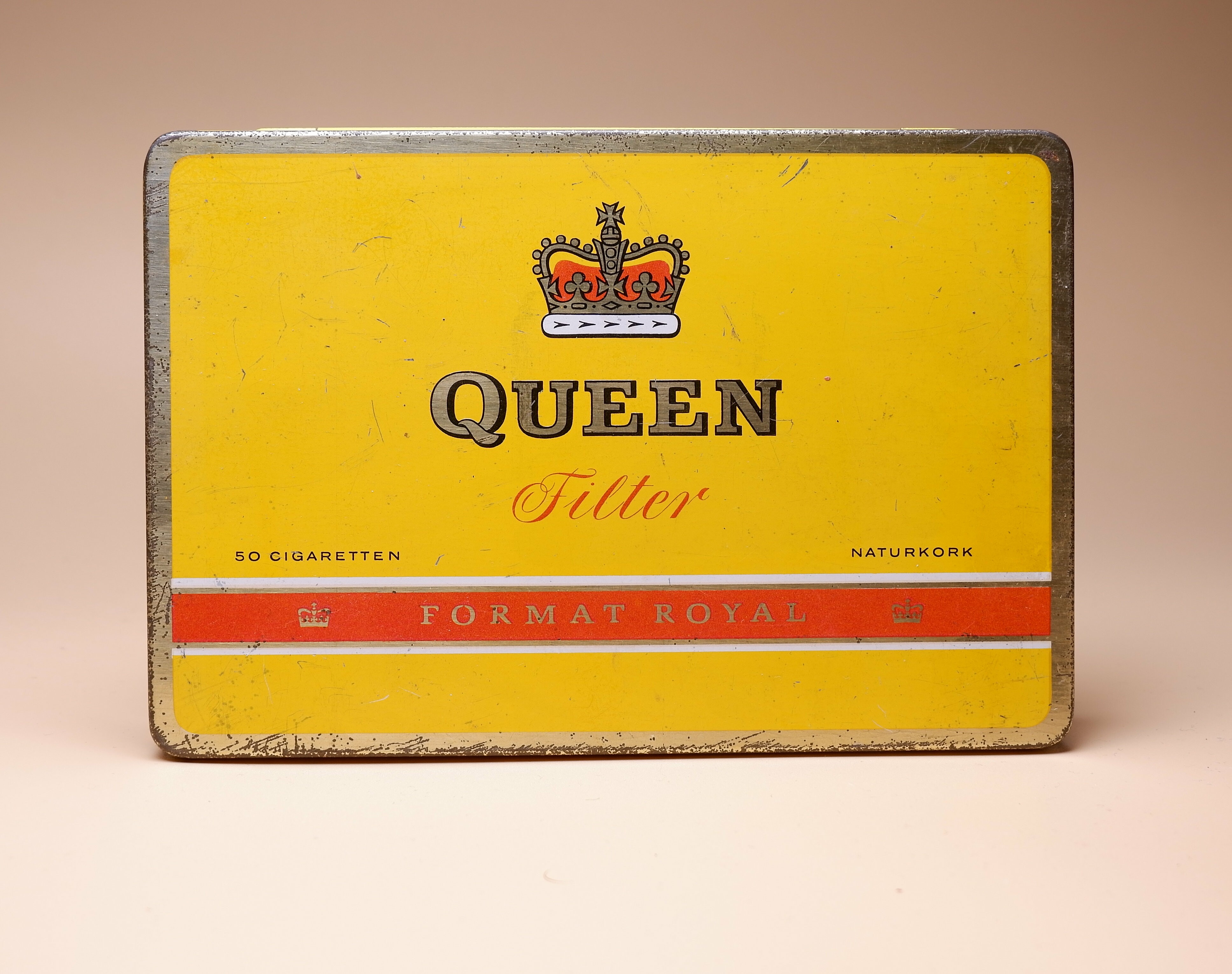 Zigarettenmarke	Queen Filter - 50er Bleckpackung (Volkskunde- und Freilichtmuseum Roscheider Hof CC0)