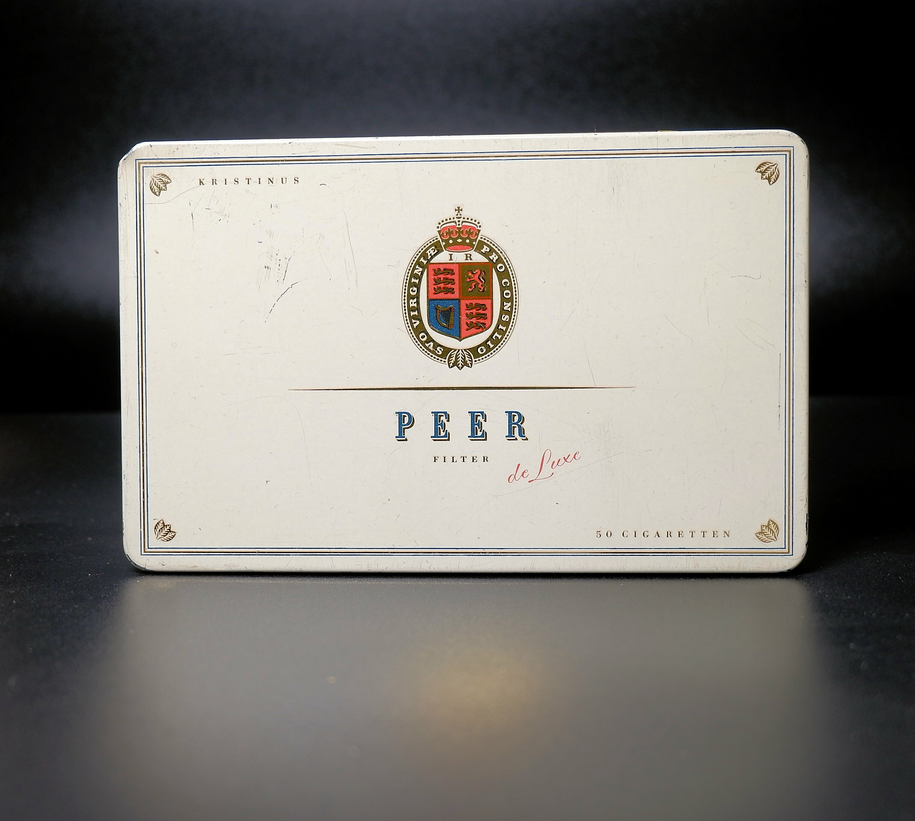 Zigarettenmarke	Peer de Luxe Filter	50 Stück Blechpackung (Volkskunde- und Freilichtmuseum Roscheider Hof CC0)