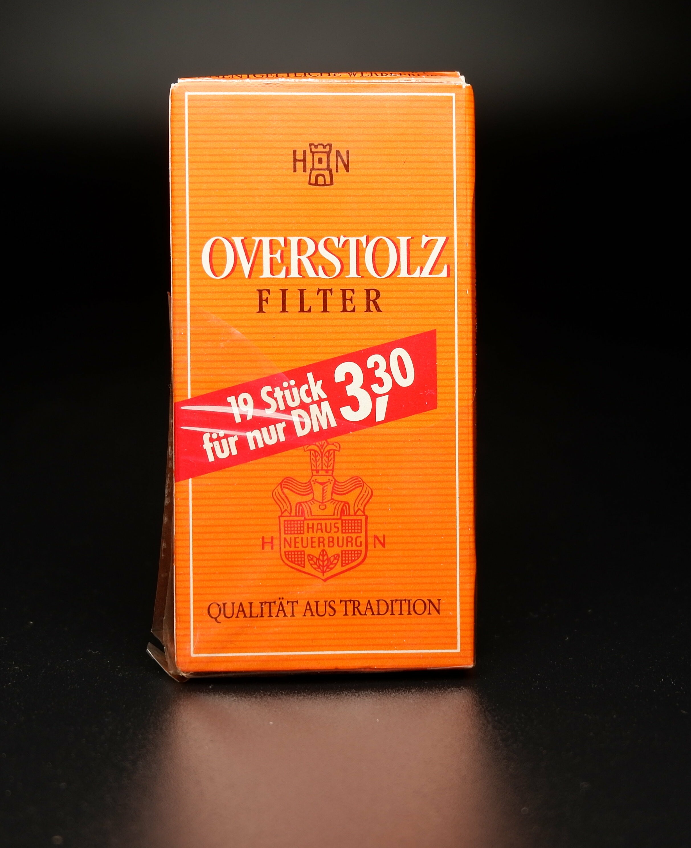 Zigarettenmarke	Overstolz Filter - 3 Stück Packung als Werbeprobe (Volkskunde- und Freilichtmuseum Roscheider Hof CC0)