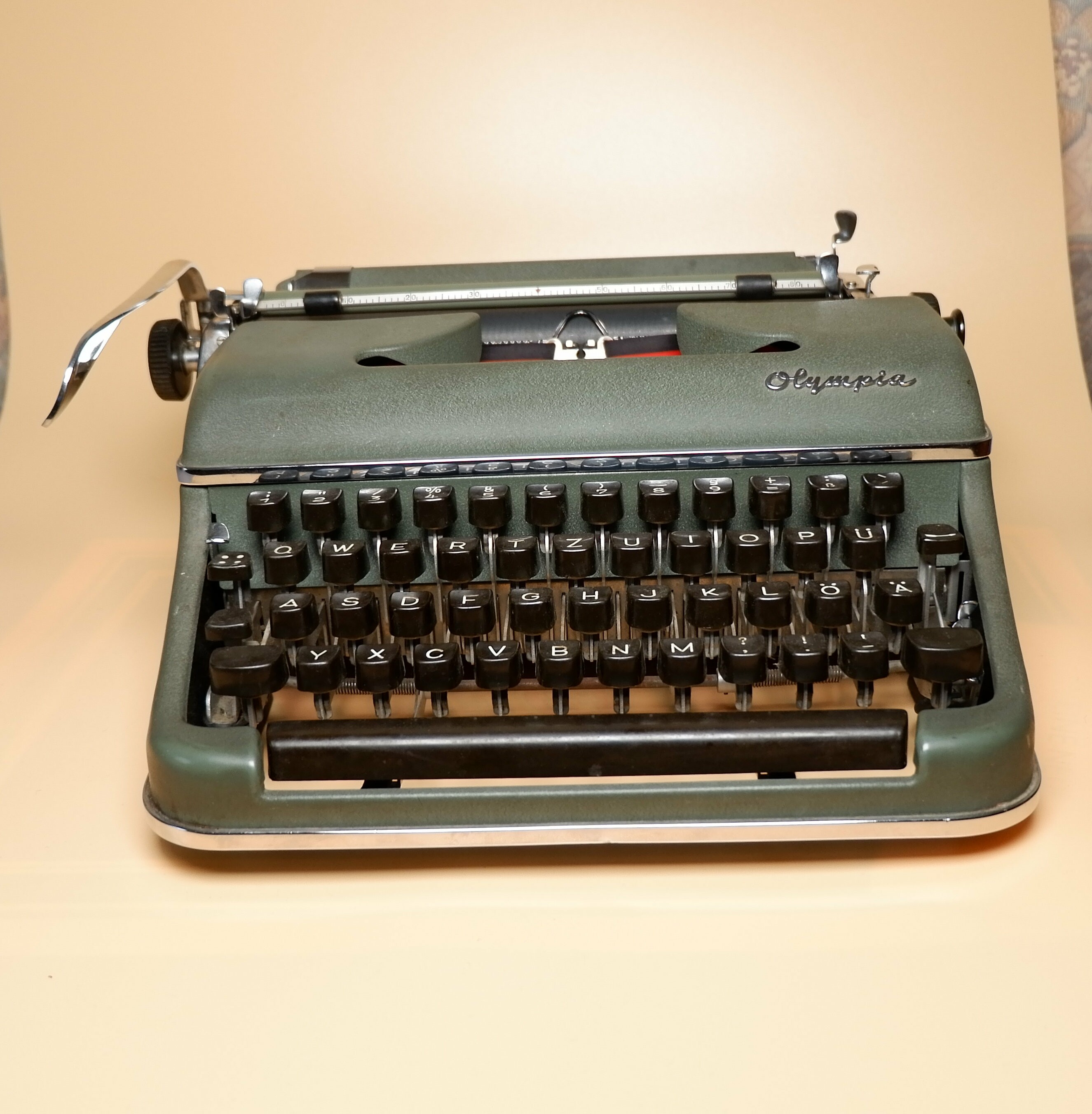 Kleinschreibmaschine Olympia SM 3 - 1954 (Volkskunde- und Freilichtmuseum Roscheider Hof CC0)