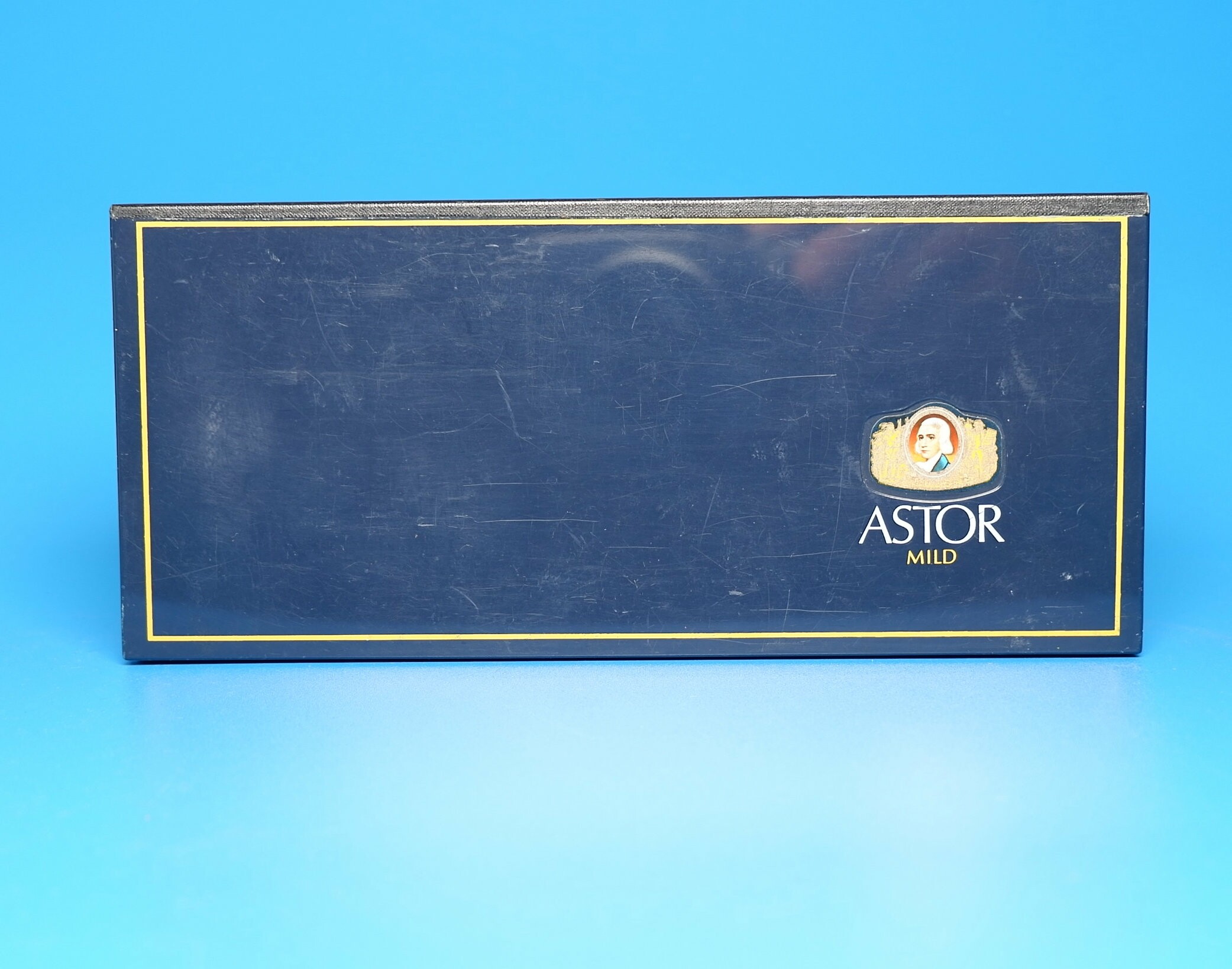 Zigarettenmarke	Astor mild - 48 Stück Geschenkpackung (Volkskunde- und Freilichtmuseum Roscheider Hof CC0)