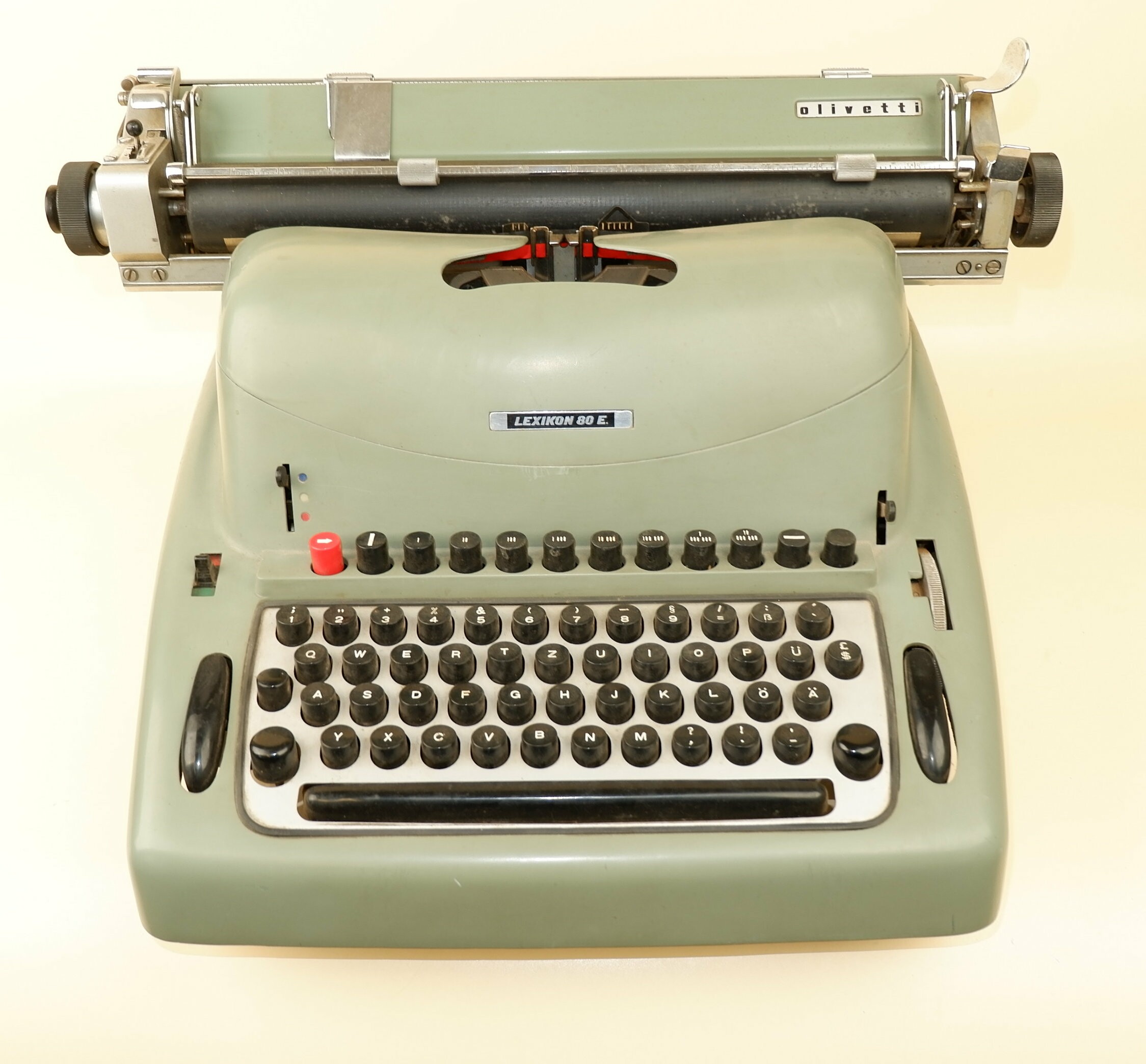 Elektrische Schreibmaschine	Olivetti - Lexikon 80 E (Volkskunde- und Freilichtmuseum Roscheider Hof CC0)
