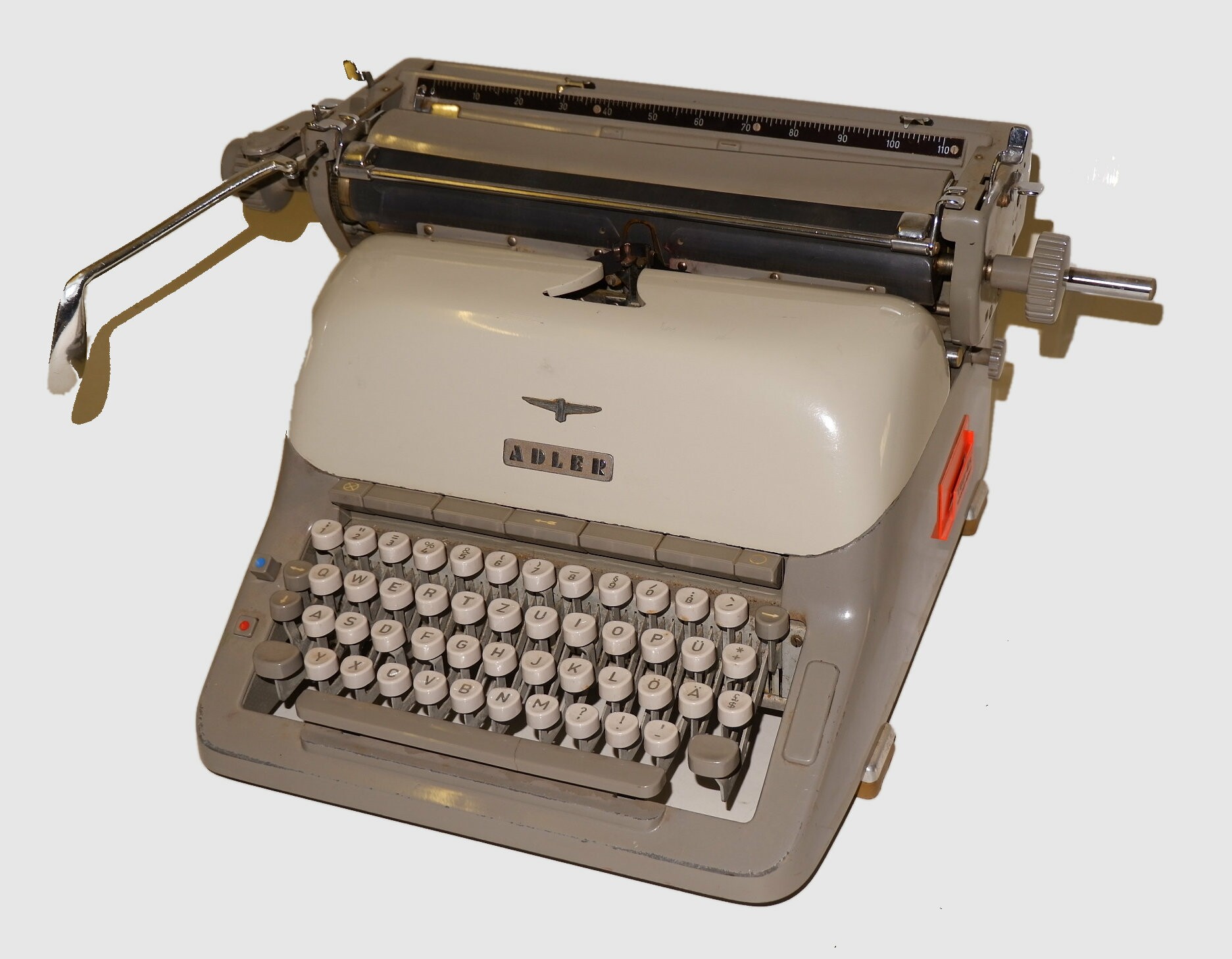 Büroschreibmaschine	Adler Universal 1958 (Volkskunde- und Freilichtmuseum Roscheider Hof CC0)