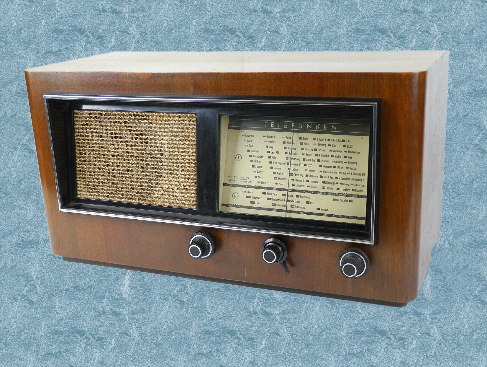 Röhrenradio	Telefunken	755 GW (1937) (Volkskunde- und Freilichtmuseum Roscheider Hof CC0)