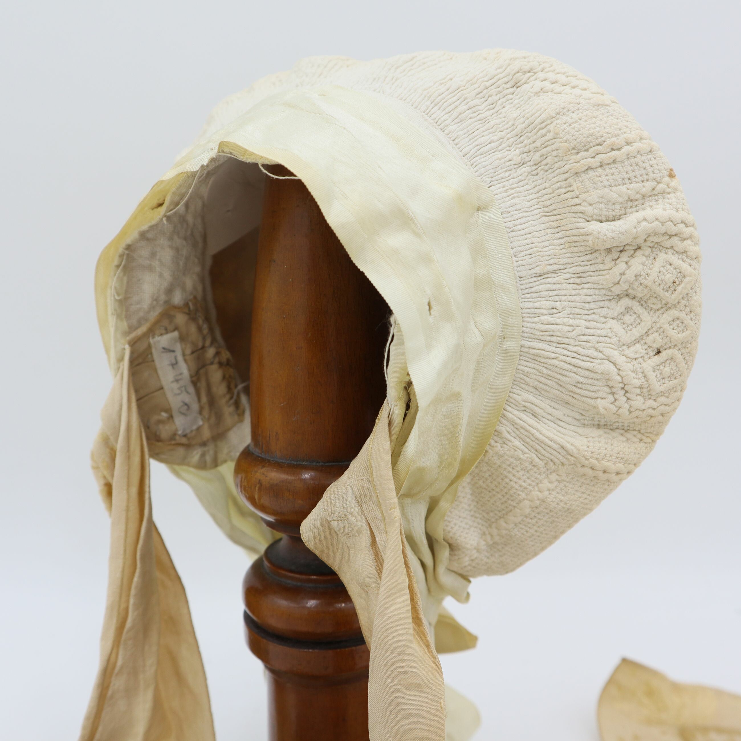 Gesteppte Trachtenhaube in Weiß mit Goldenem und Hellgelbem Seidenband (Volkskunde- und Freilichtmuseum Roscheider Hof CC0)