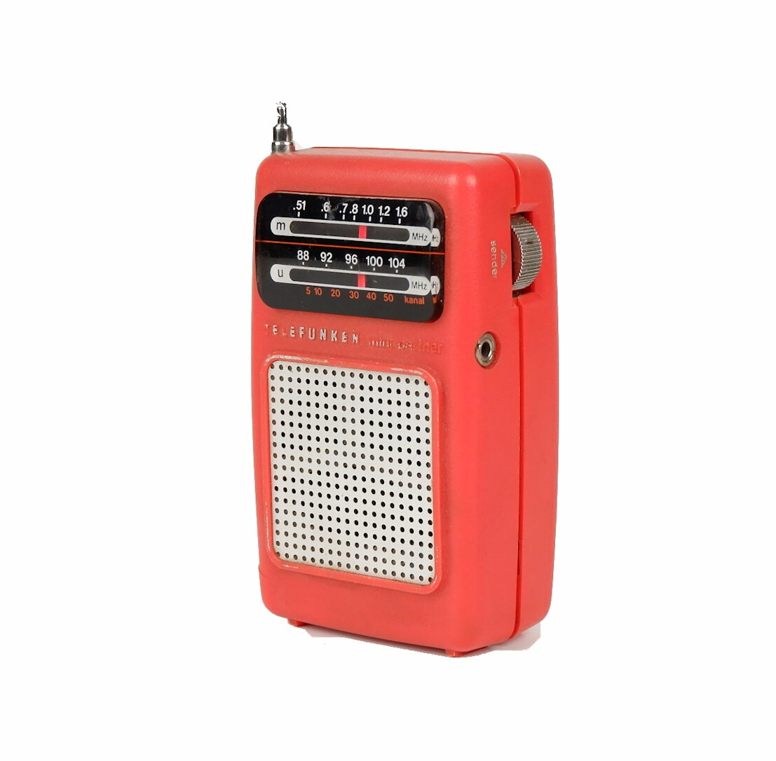 Rotes Taschenradio	"Telefunken mini Partner" (Volkskunde- und Freilichtmuseum Roscheider Hof CC0)