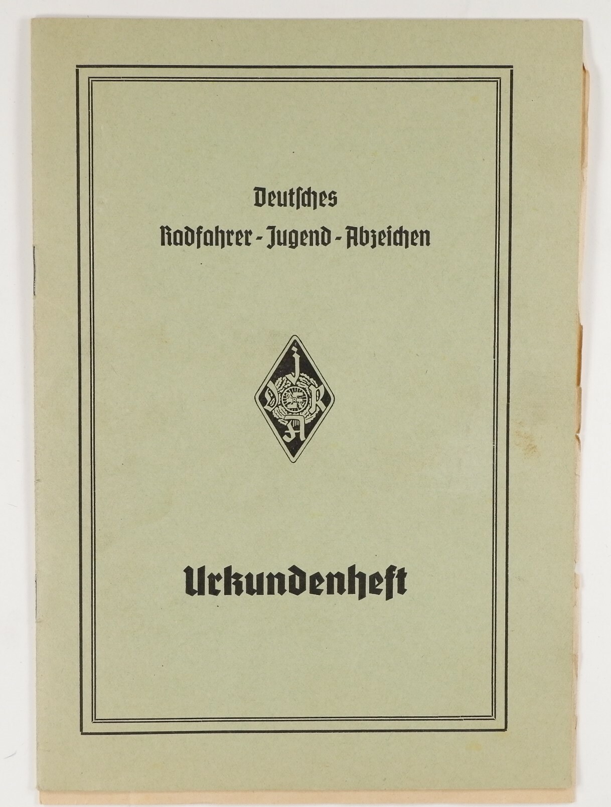 Urkundenheft für das deutsche Radfahrer-Jugend-Abzeichen (Volkskunde- und Freilichtmuseum Roscheider Hof CC0)
