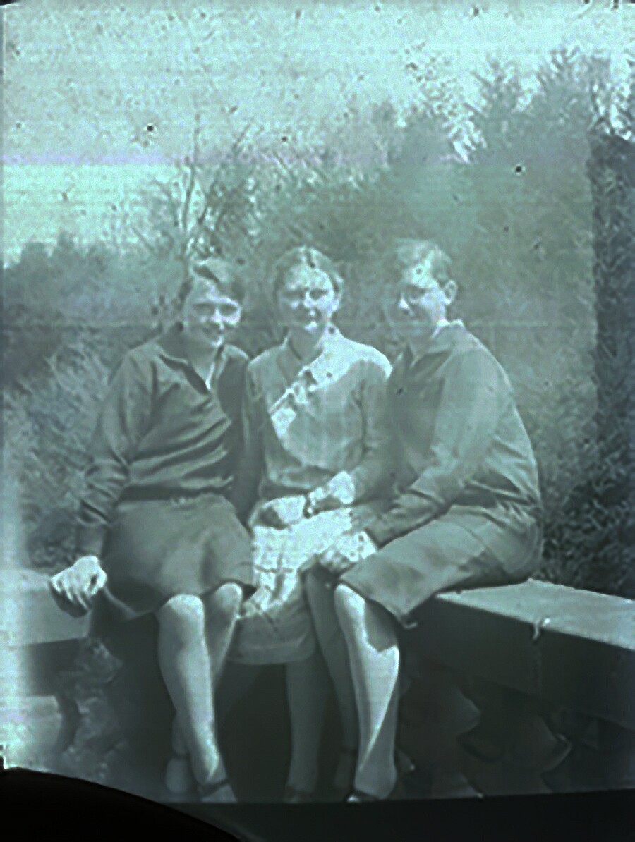 Sitzende Frauen (Volkskunde- und Freilichtmuseum Roscheider Hof CC0)